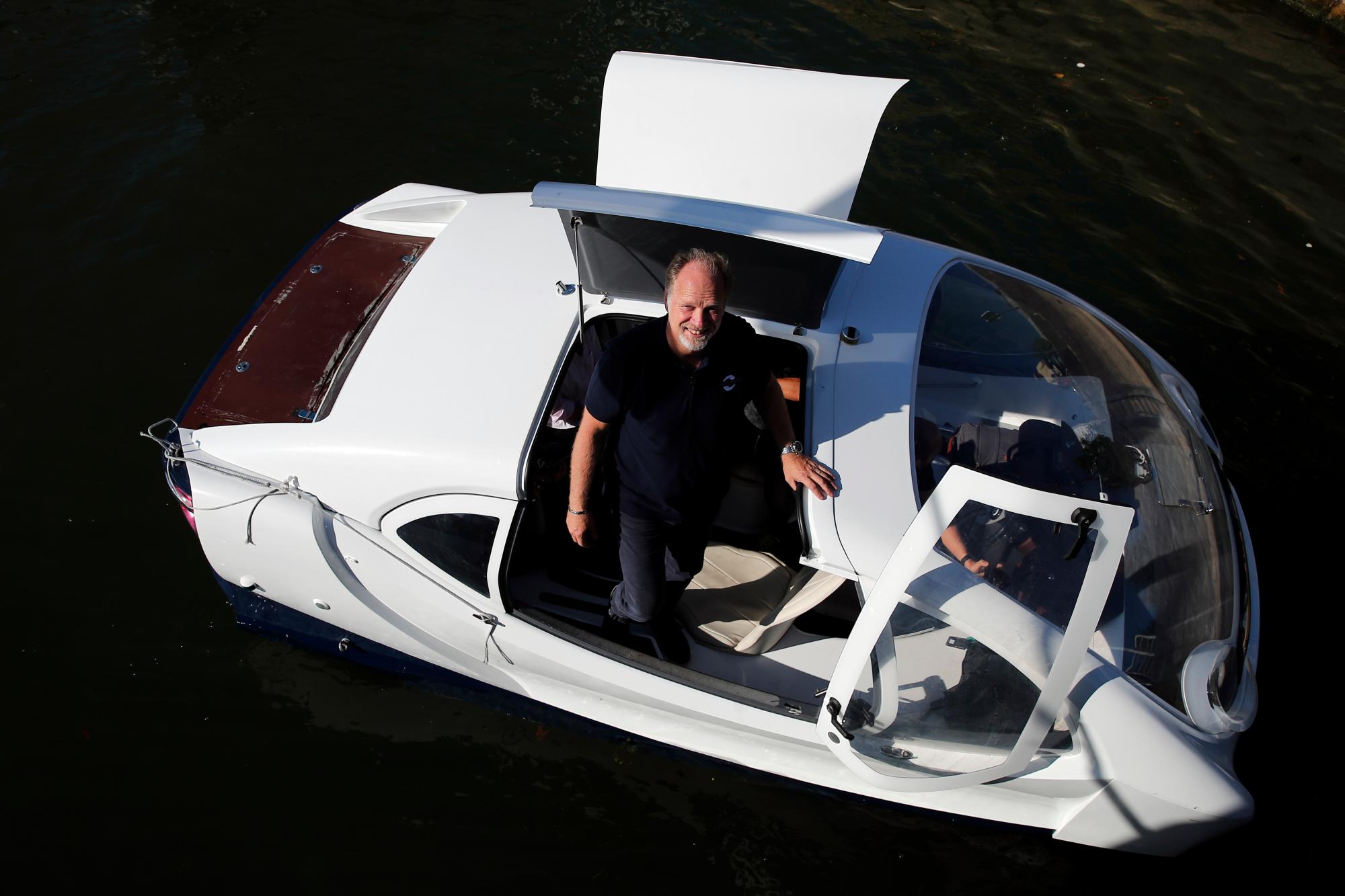 En esta foto tomada el martes 17 de septiembre de 2019, el cofundador de SeaBubbles, Anders Bringdal, posa a bordo de un hidroala SeaBubble en el río Sena en París. París está probando una nueva forma de viaje: un taxi ecológico con forma de burbuja que se desliza a lo largo del agua, capaz de transportar pasajeros por el río Sena.