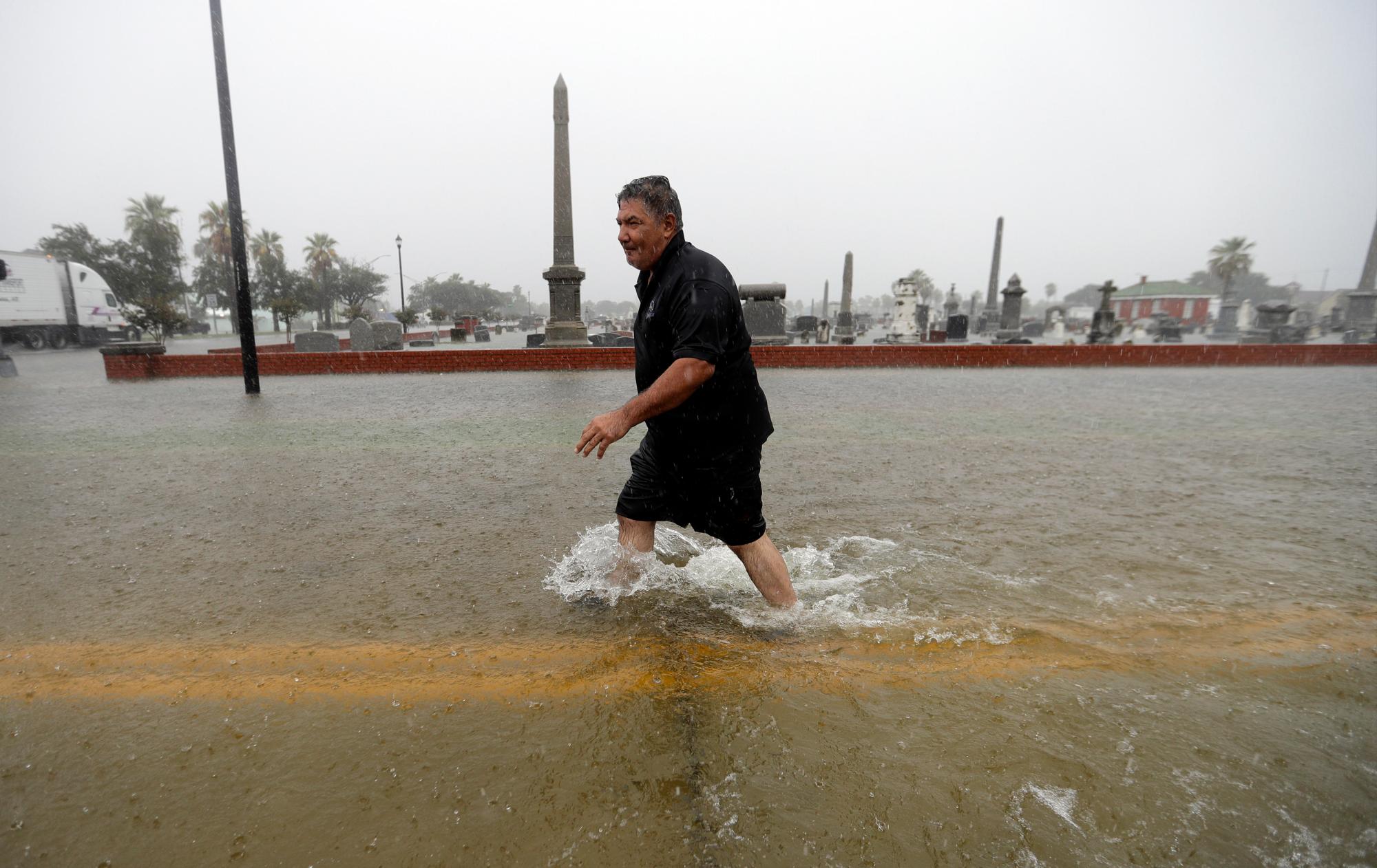 Angel Marshman vadea las aguas de la depresión tropical Imelda después de intentar arrancar su automóvil inundado el miércoles 18 de septiembre de 2019 en Galveston, Texas. 