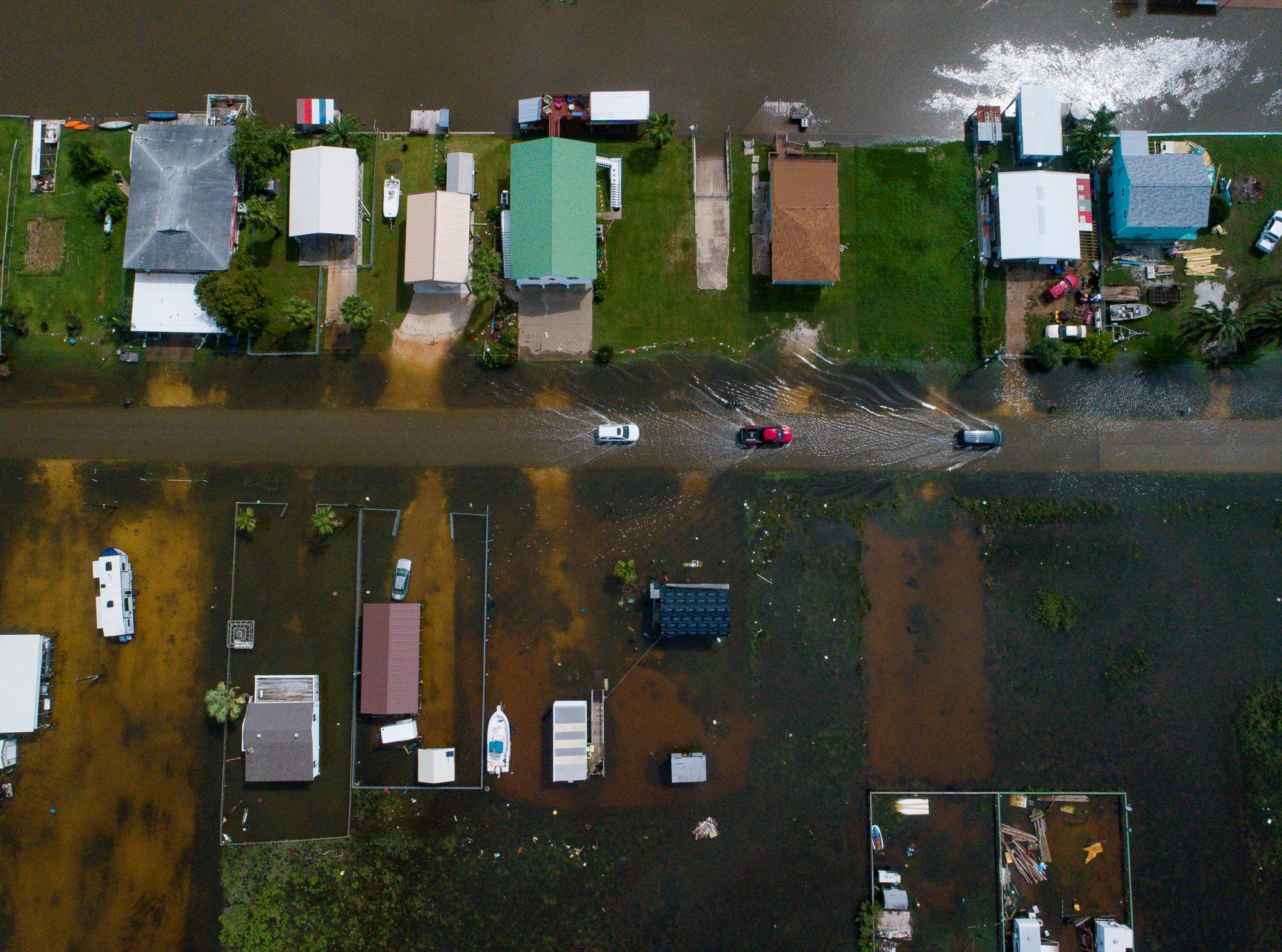 Los autos circulan por una calle inundada en Sargent, Texas, como se ve en esta foto aérea el miércoles 18 de septiembre de 2019. Sargent recibió 22 pulgadas de lluvia desde que la tormenta tropical Imelda golpeó el área el martes, según el agente del condado de Matagorda Bill Orton. 