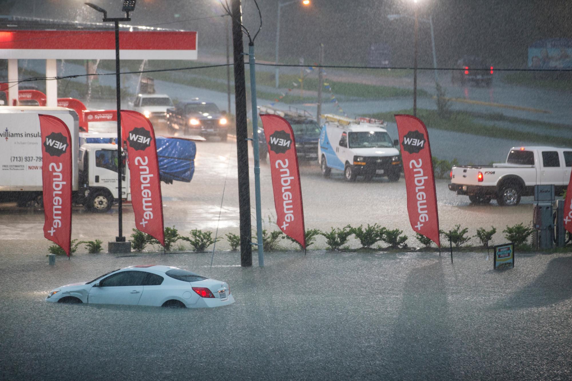 Un automóvil inundado está varado en aguas altas frente a la US 59 mientras la lluvia de la depresión tropical Imelda inundó el área el jueves 19 de septiembre de 2019, cerca de Spendora, Texas. 