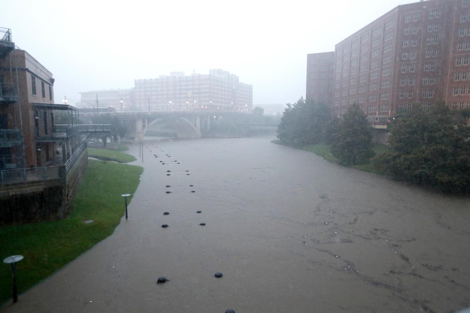 Buffalo Bayou se llenó cuando la lluvia caía de los restos del centro de Imelda el jueves 19 de septiembre de 2019 en Houston. 