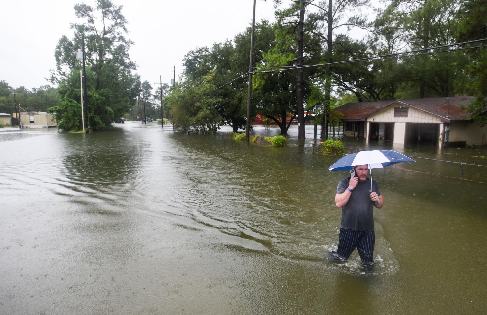 Floyd Jackson camina por Aery Road mientras ayuda a coordinar los esfuerzos de rescate para algunas de las residencias que viven en un parque de casas rodantes más adelante en Vidor, Texas, el jueves 19 de septiembre de 2019, después de las inundaciones de la depresión tropical Imelda. 