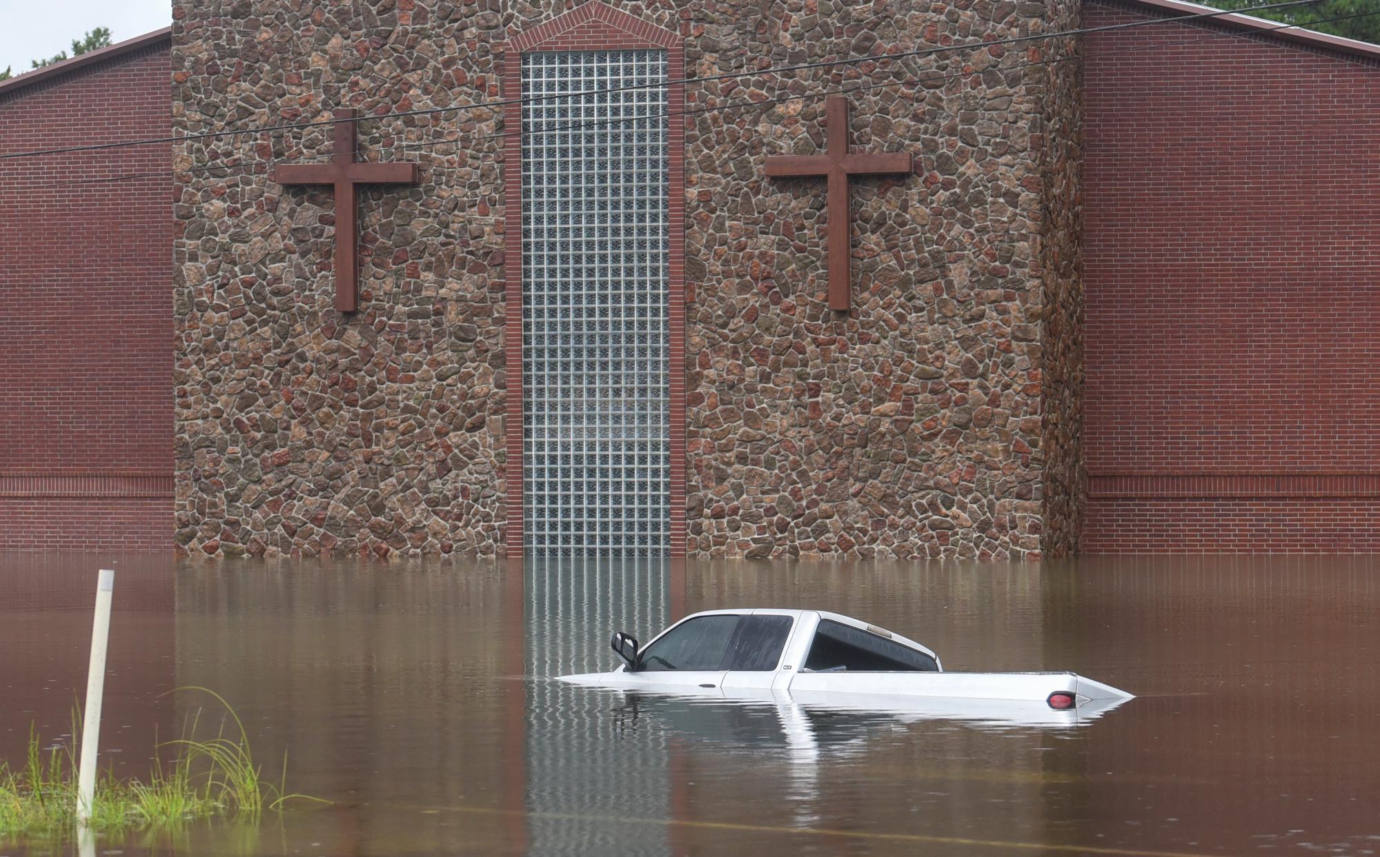 Un camión se encuentra en gran parte sumergido en el agua de la inundación frente a una iglesia cerca del jueves 19 de septiembre de 2019 en Vidor, Texas, luego de las inundaciones de la depresión tropical Imelda. 