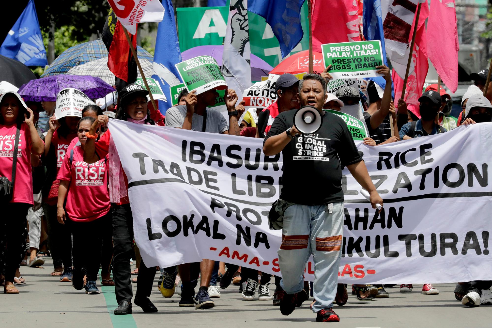 Activistas medioambientales marchan una corta distancia para una manifestación fuera del Departamento de Medio Ambiente y Recursos Naturales para coincidir con las protestas mundiales sobre el cambio climático el viernes 20 de septiembre de 2019 en la ciudad suburbana de Quezon, al noreste de Manila, Filipinas. Varios grupos ambientalistas en el país están participando en lo que se espera que sea la mayor movilización mundial sobre el cambio climático conocida como “Climate Global Strike”. 