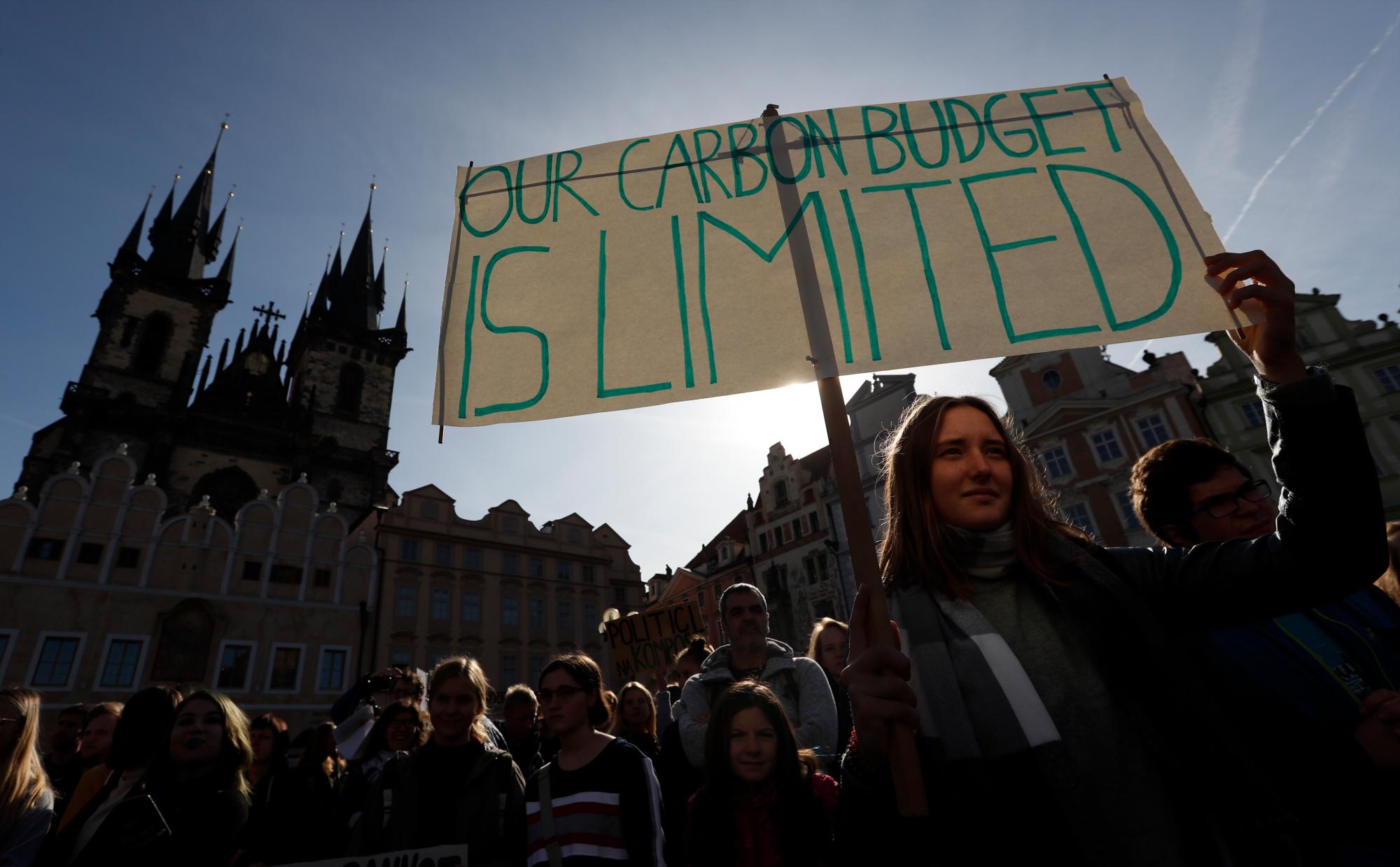 Una niña sostiene un cartel durante una protesta en la Plaza de la Ciudad Vieja en Praga, República Checa, el viernes 20 de septiembre de 2019. Varios cientos de manifestantes se reunieron en respuesta a un día de manifestaciones en todo el mundo que pedían medidas para protegerse contra el cambio climático.