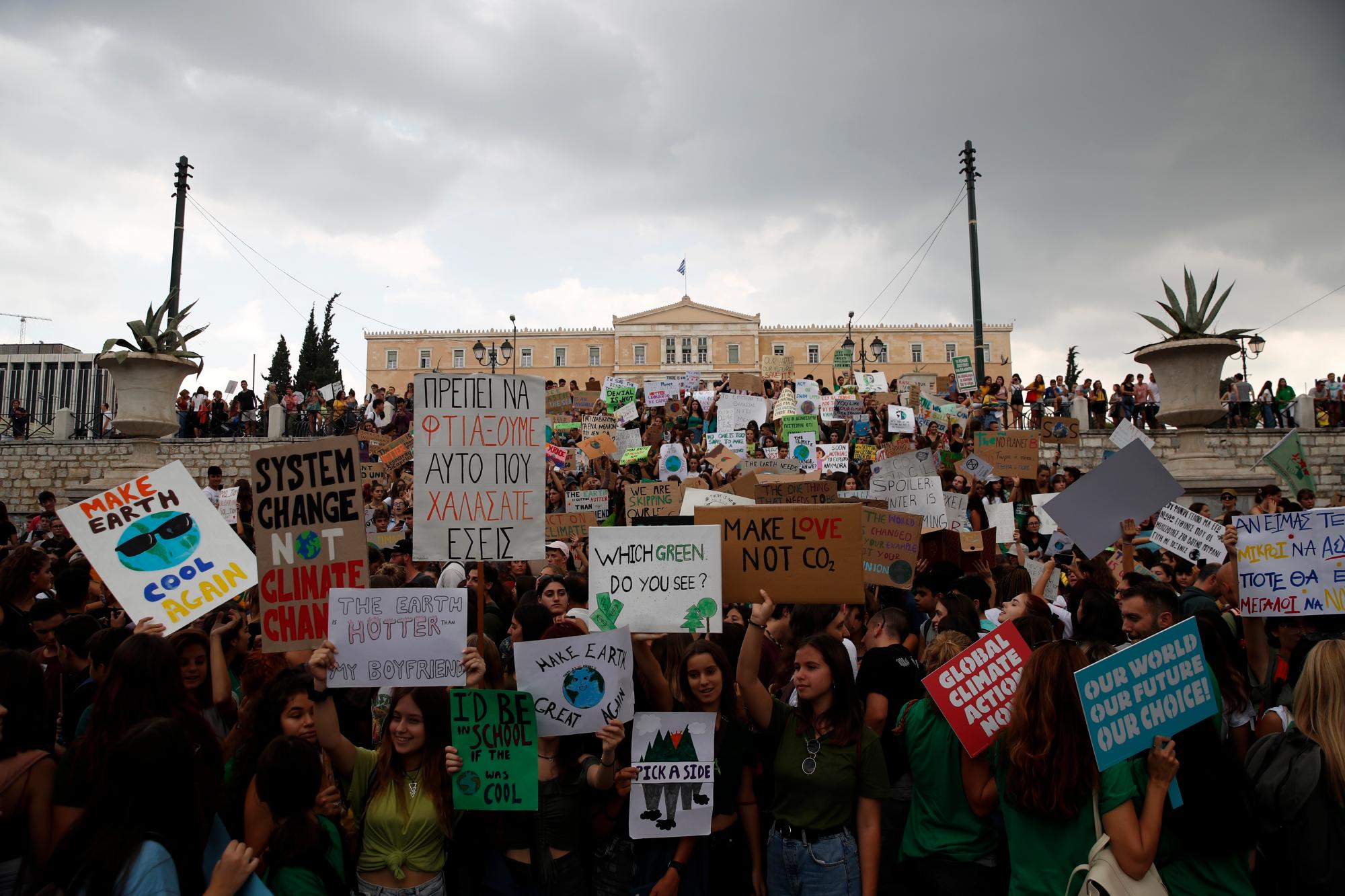 Los manifestantes climáticos se manifiestan en Atenas, el viernes 20 de septiembre de 2019. Los manifestantes de todo el mundo se unieron a las manifestaciones el viernes cuando comenzó un día de manifestaciones mundiales que pedían medidas contra el cambio climático antes de una cumbre de la ONU en Nueva York. 