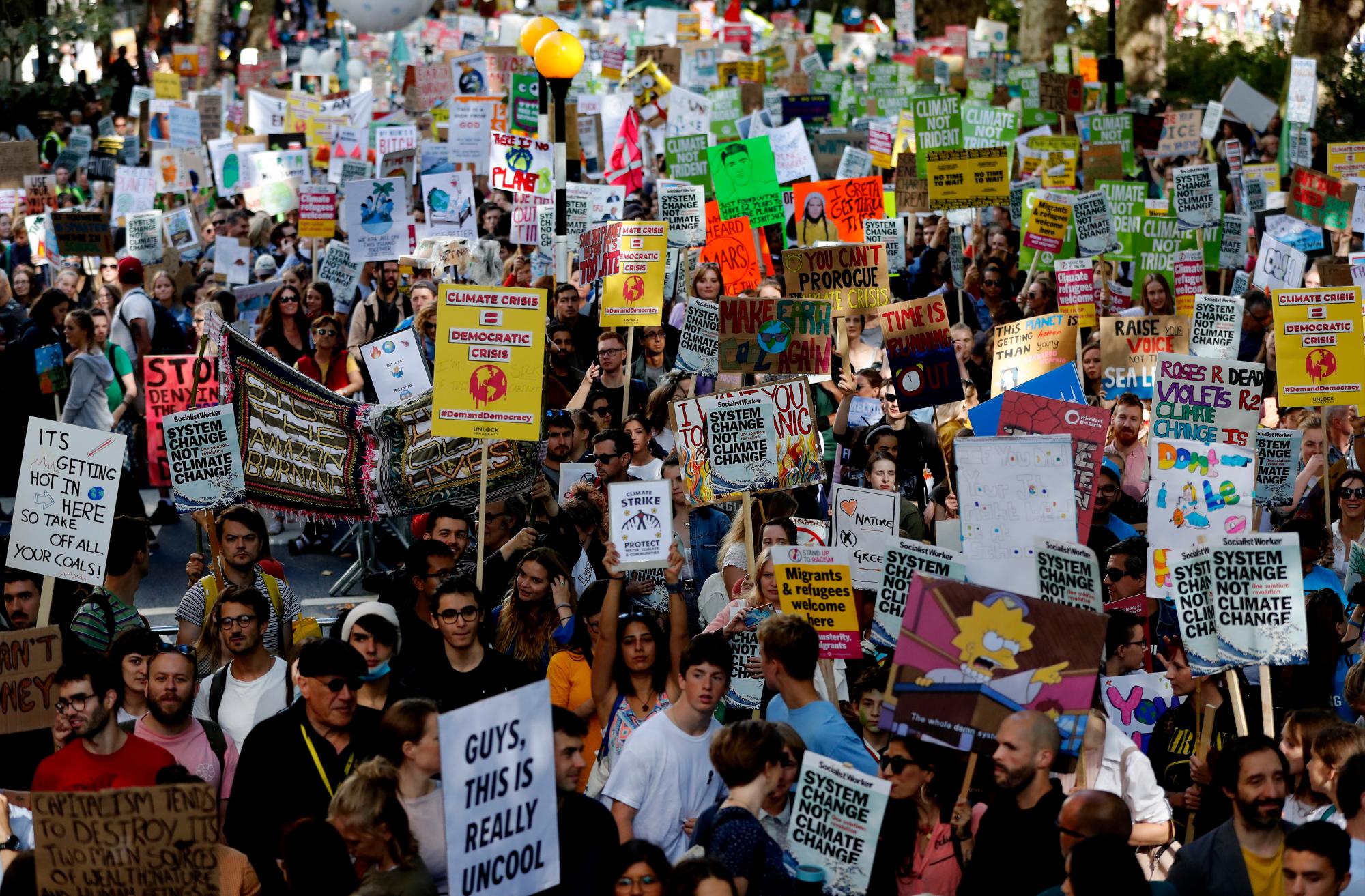 Los manifestantes climáticos se manifiestan en Londres, el viernes 20 de septiembre de 2019. Los manifestantes de todo el mundo se unieron a las manifestaciones el viernes cuando comenzó un día de manifestaciones mundiales que pedían medidas contra el cambio climático antes de una cumbre de la ONU en Nueva York. 