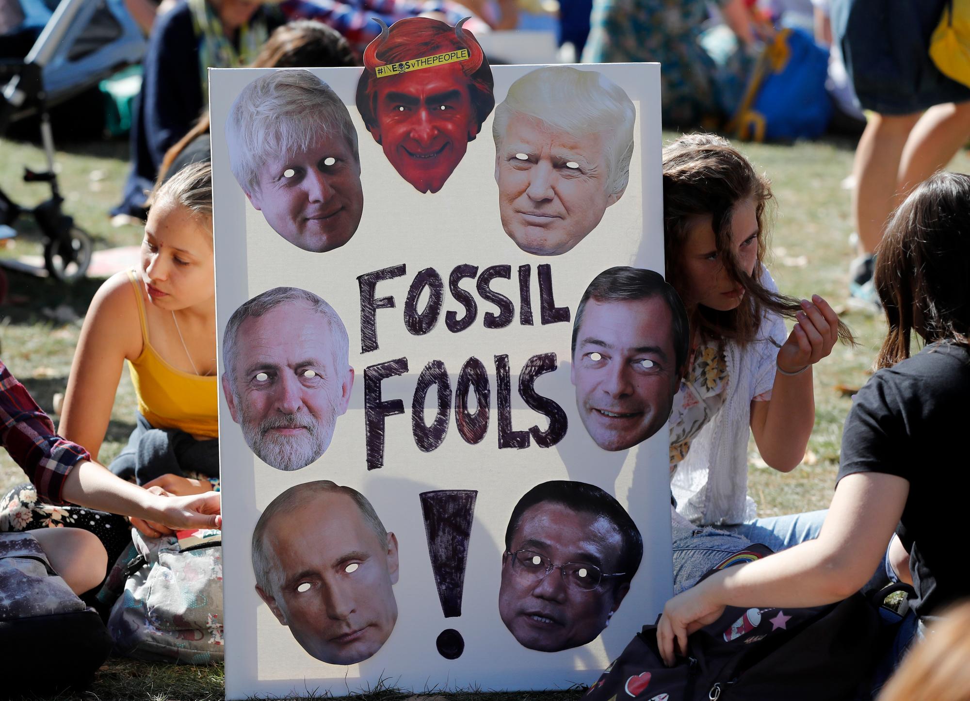Los manifestantes climáticos sostienen una pancarta con las imágenes de los líderes mundiales cuando se manifestaban en Londres, el viernes 20 de septiembre de 2019. Los manifestantes de todo el mundo se unieron a las manifestaciones el viernes cuando comenzó un día de manifestaciones mundiales que pedían medidas contra el cambio climático antes de una ONU Cumbre en Nueva York. 
