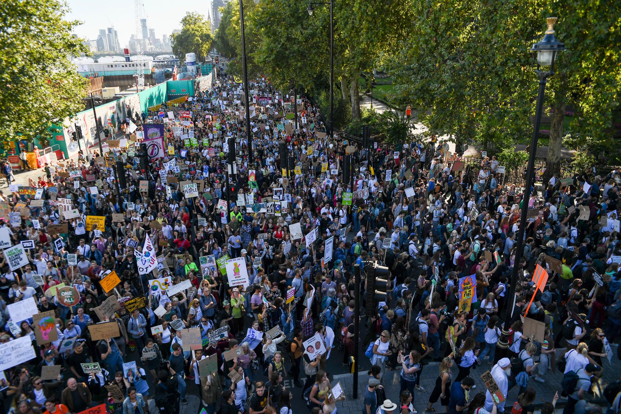 Los manifestantes climáticos se manifiestan en Londres, el viernes 20 de septiembre de 2019. En Canberra y Kabul, Ciudad del Cabo y Berlín, y en todo el mundo, cientos de miles de personas tomaron las calles el viernes para exigir que los líderes aborden el cambio climático en el período previo. a una cumbre de la ONU. 