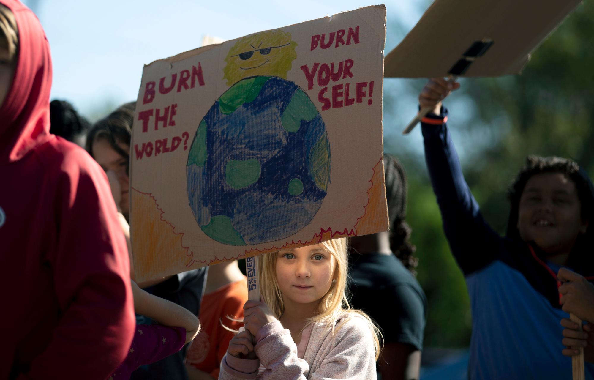 Un estudiante sostiene un cartel mientras participa en una “huelga climática global” en la Escuela Experimental de Greensboro en Greensboro, Carolina del Norte, el viernes 20 de septiembre de 2019. En todo el mundo, cientos de miles de jóvenes salieron a las calles el viernes para exigir que Los líderes abordan el cambio climático en el período previo a una cumbre de la ONU. 