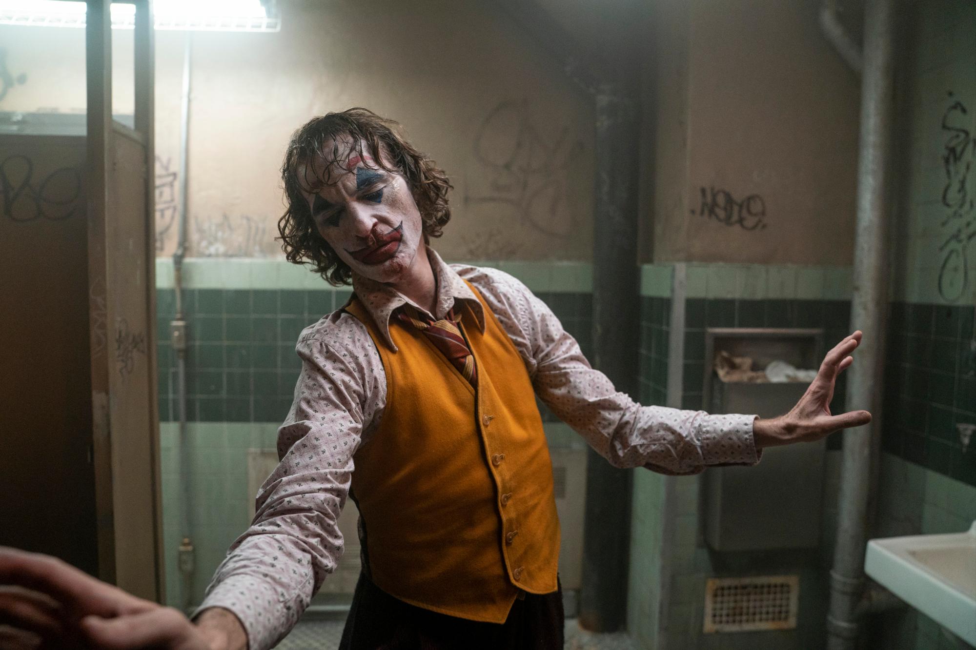 Esta imagen publicada por Warner Bros. Pictures muestra a Joaquin Phoenix en una escena de “Joker”, en los cines el 4 de octubre 