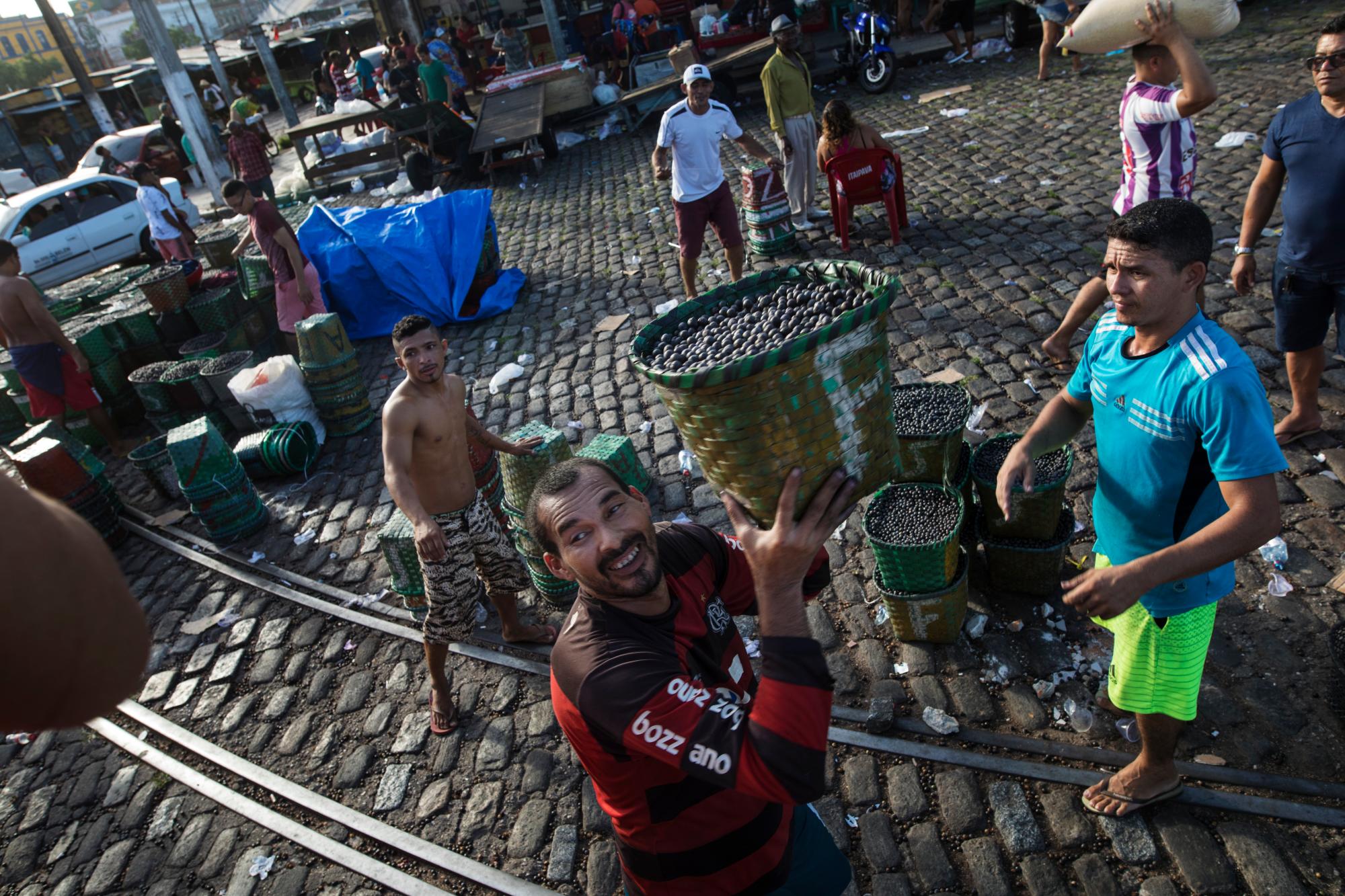 En esta foto del 7 de septiembre de 2019, los trabajadores cargan un camión con bayas de acai en el mercado junto al río Ver-o-Peso en Belém, Brasil. En el extranjero, el acai es mejor conocido en su forma de pulpa congelada para jugo y batidos. Pero aquí, en el mercado, la forma local es comerlo como una sopa.