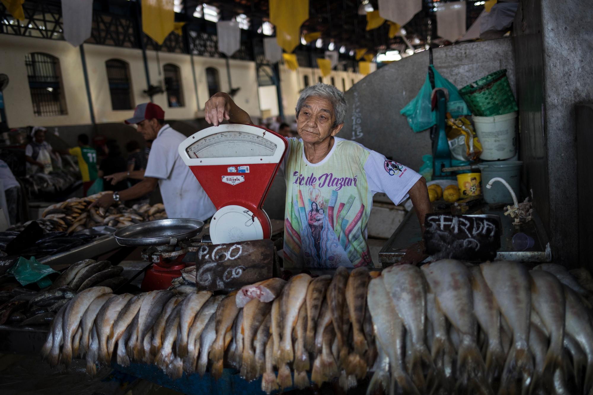 En esta foto del 7 de septiembre de 2019, el vendedor de pescado Paulo Pedra trabaja en el mercado ribereño Ver-o-Peso en Belém, Brasil. El mercado reúne a 2.000 puestos y comerciantes y se encuentra cerca del antiguo mercado de hierro. 