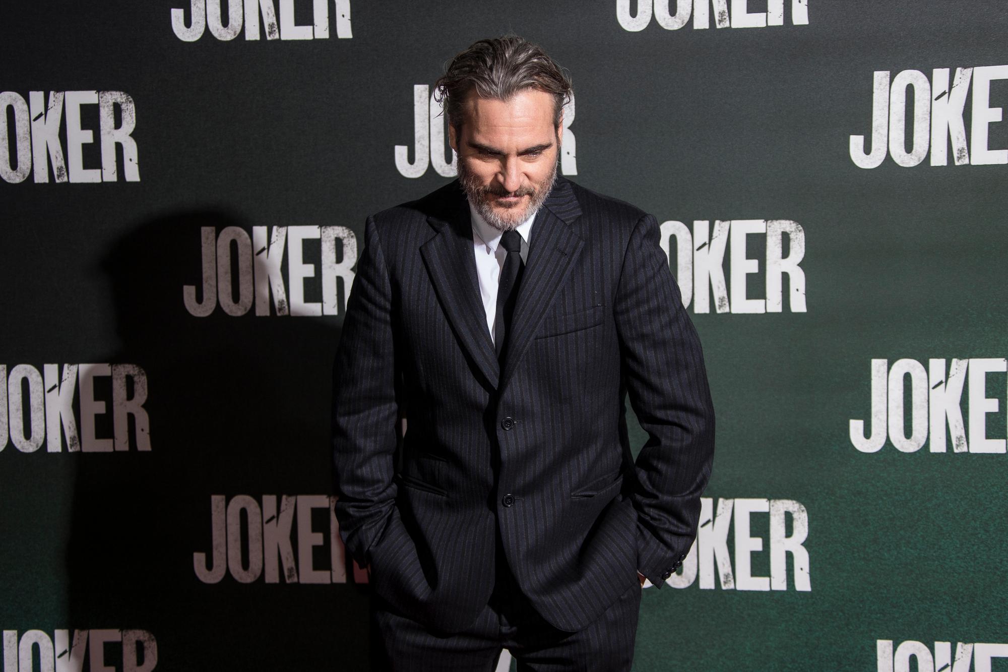 El actor Joaquin Phoenix posa para los fotógrafos a su llegada a la proyección de la película Joker, en un cine del centro de Londres, el miércoles 25 de septiembre de 2019. 