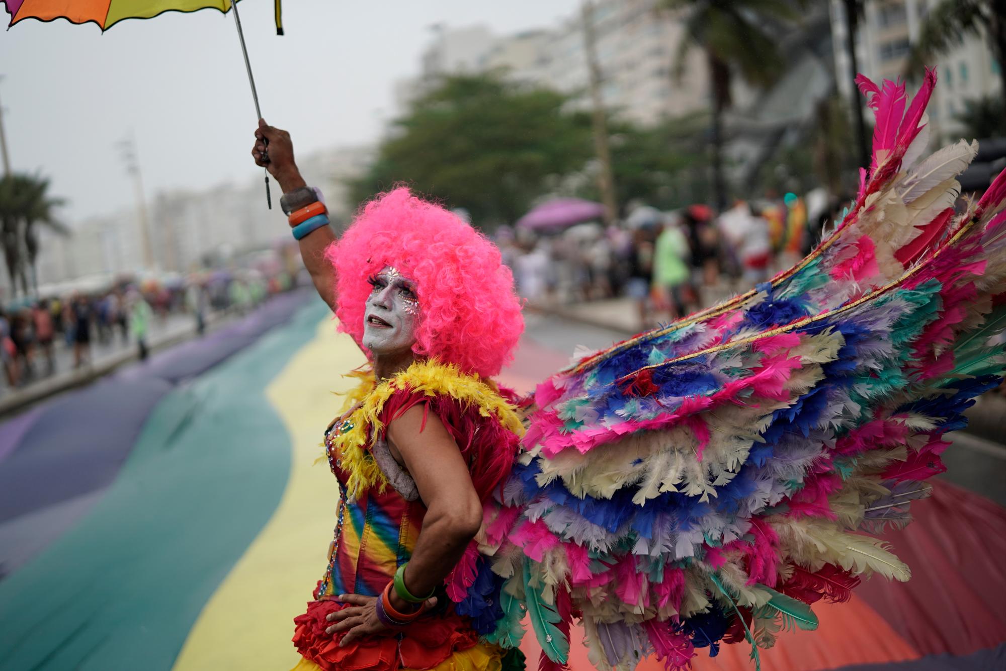 En esta imagen, tomada el 22 de septiembre de 2019, un participante en el desfile del orgullo gay posa en la playa de Copacabana, Río de Janeiro, Brasil. 
