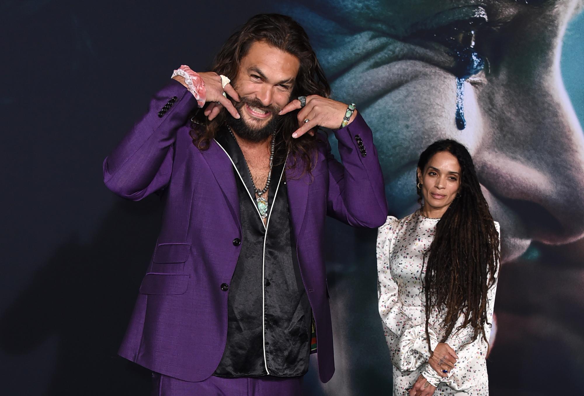 Jason Momoa, izquierda, y Lisa Bonet llegan al estreno de “Joker” en Los Ángeles en el Teatro Chino TCL el sábado 28 de septiembre de 2019. 