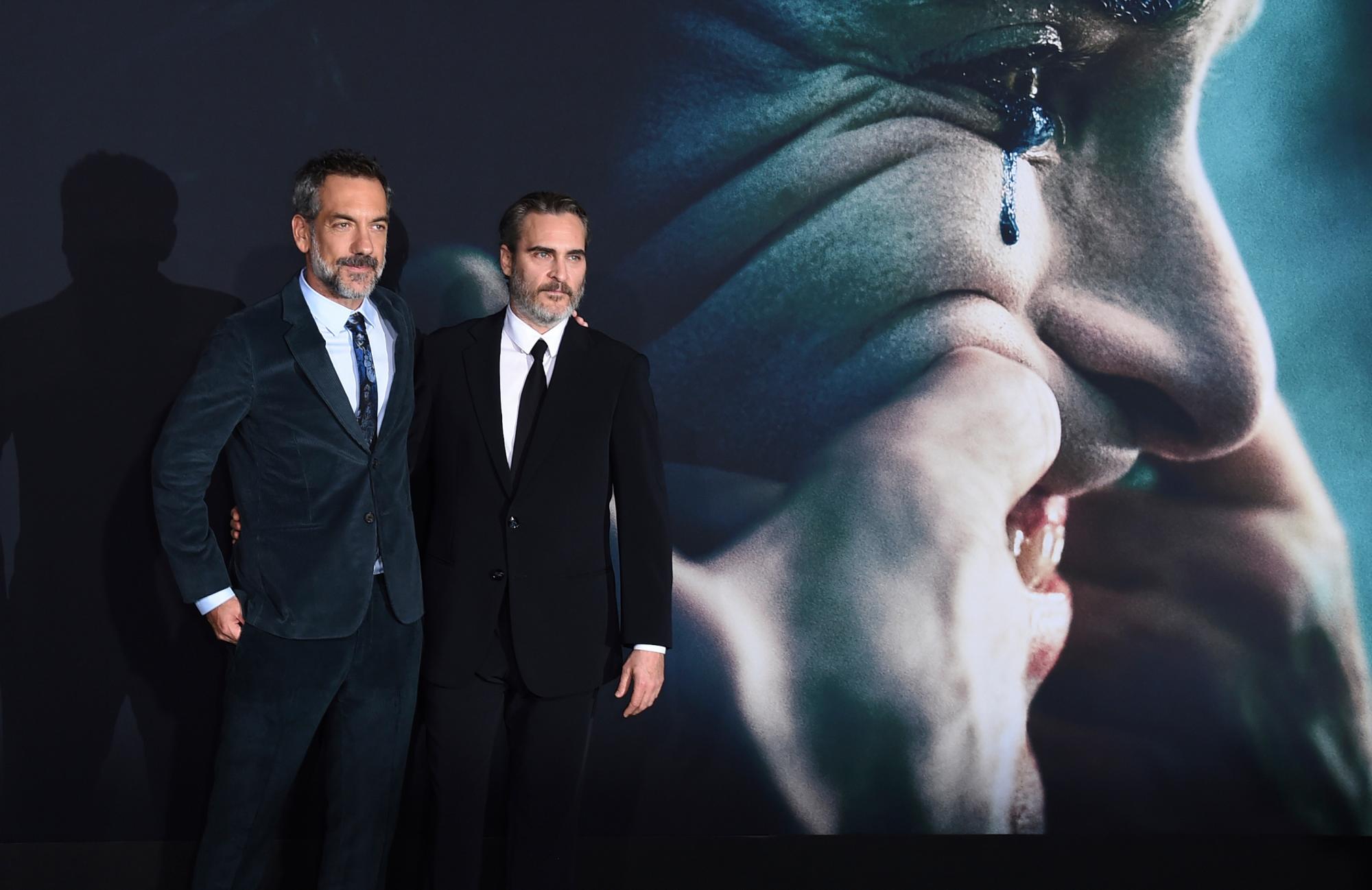 El director Todd Phillips, a la izquierda, y el miembro del reparto Joaquin Phoenix llegan al estreno de “Joker” en Los Ángeles en el Teatro Chino TCL el sábado 28 de septiembre de 2019. 