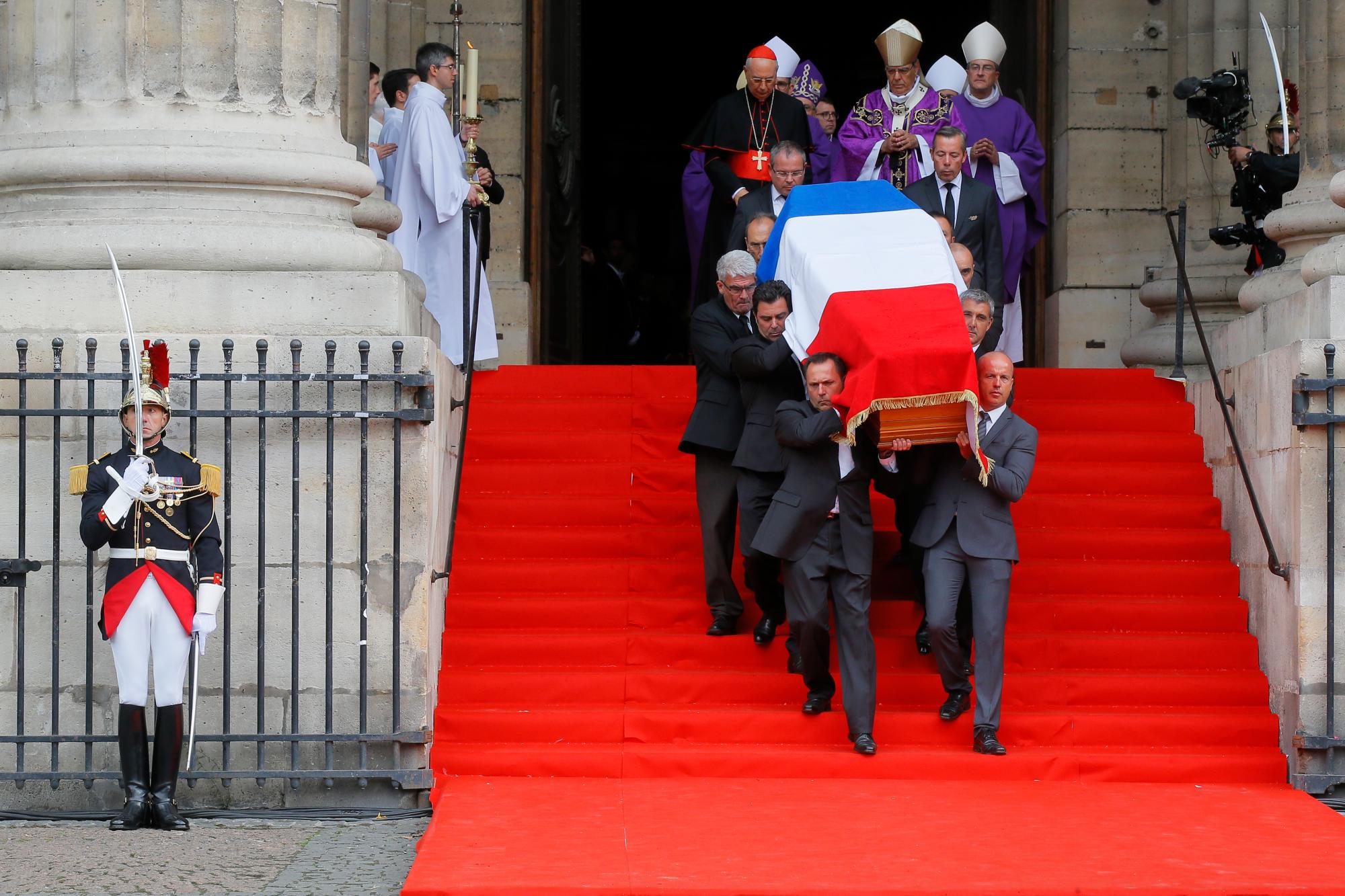 El ataúd del ex presidente francés Jacques Chirac se lleva a cabo en la Iglesia de Saint Sulpice en París, el lunes 30 de septiembre de 2019, donde los jefes de estado anteriores y actuales se reunieron para rendir homenaje a Chirac, quien murió la semana pasada a la edad de 86 años.
