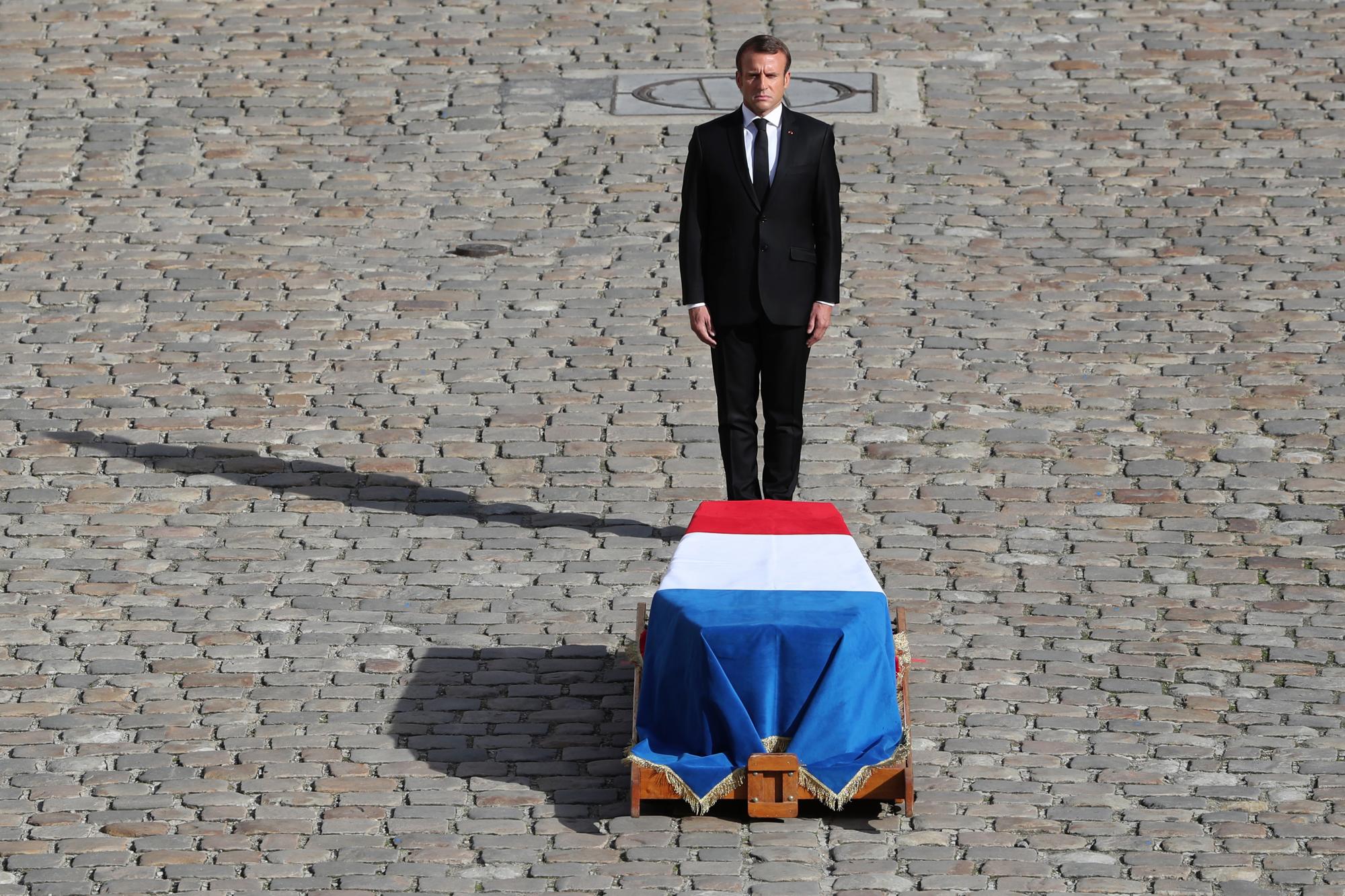 El presidente francés, Emmanuel Macron, respeta al ex presidente francés Jacques Chirac en el monumento de los Inválidos en París, el lunes 30 de septiembre de 2019. Los jefes de estado anteriores y actuales se están reuniendo en París para rendir homenaje a Chirac, quien murió la semana pasada a los 86 años. 