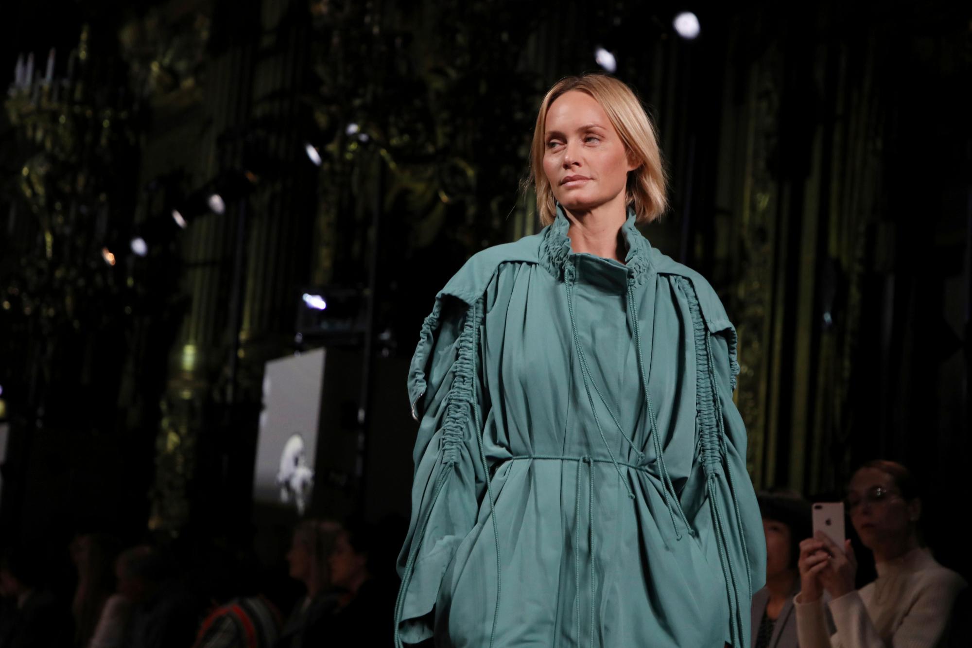 La modelo Amber Valletta presenta piezas de la colección primavera-verano 2020 de Stella McCartney.