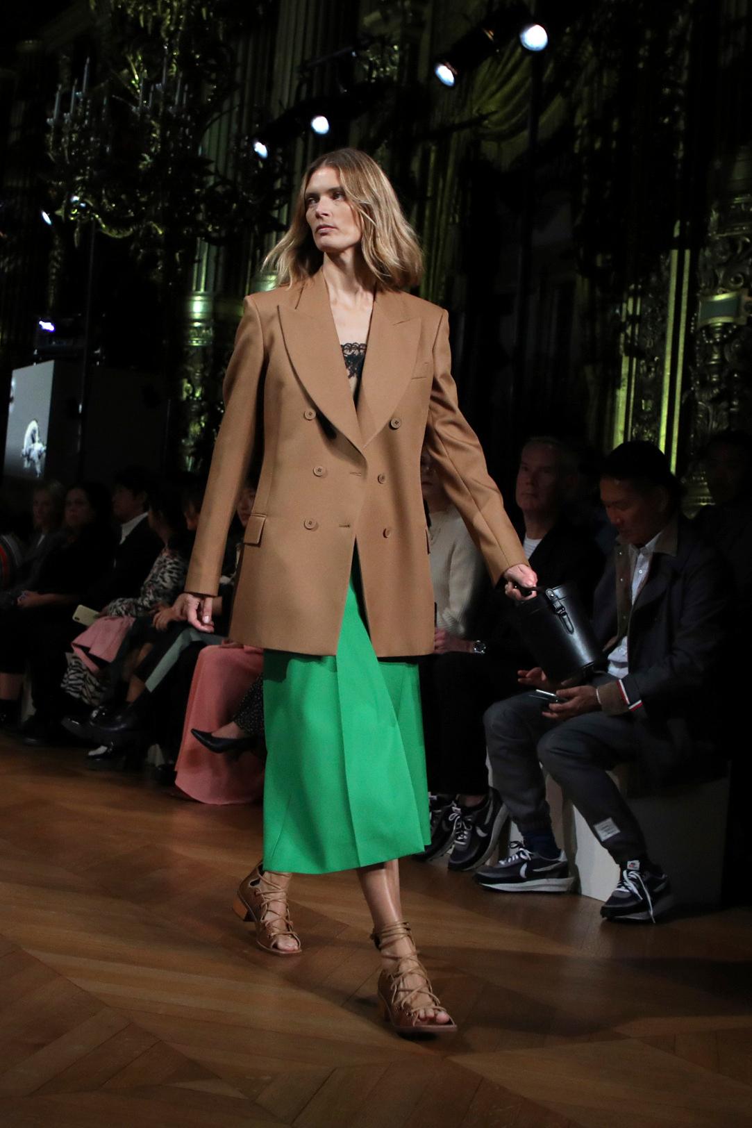 Una modelo porta piezas de la colección primavera-verano 2020 de Stella McCartney presentada en la Semana de la Moda de París.