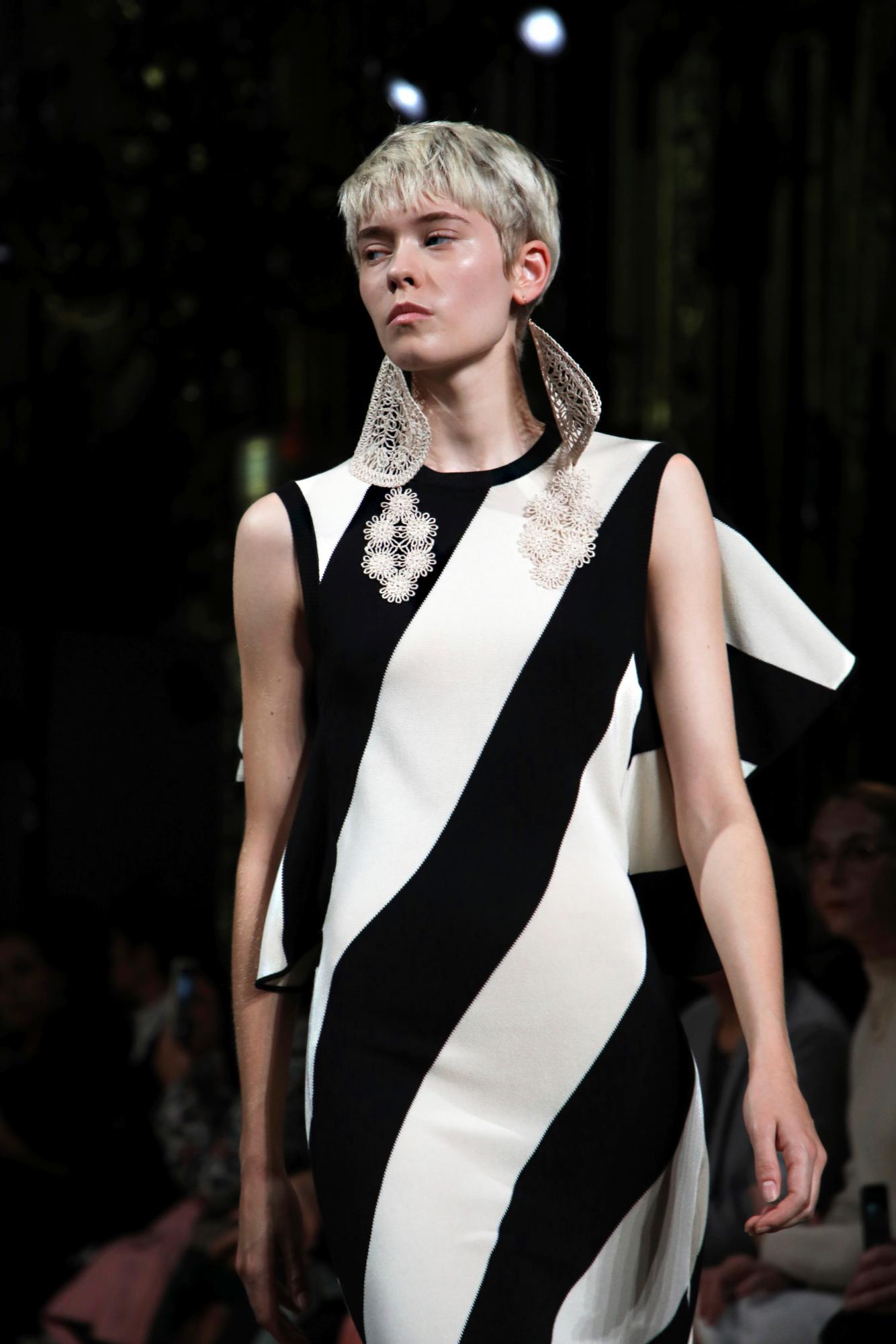 La diseñadora Stella McCartney presentó su colección primavera-verano 2020 durante la Semana de la Moda de París.