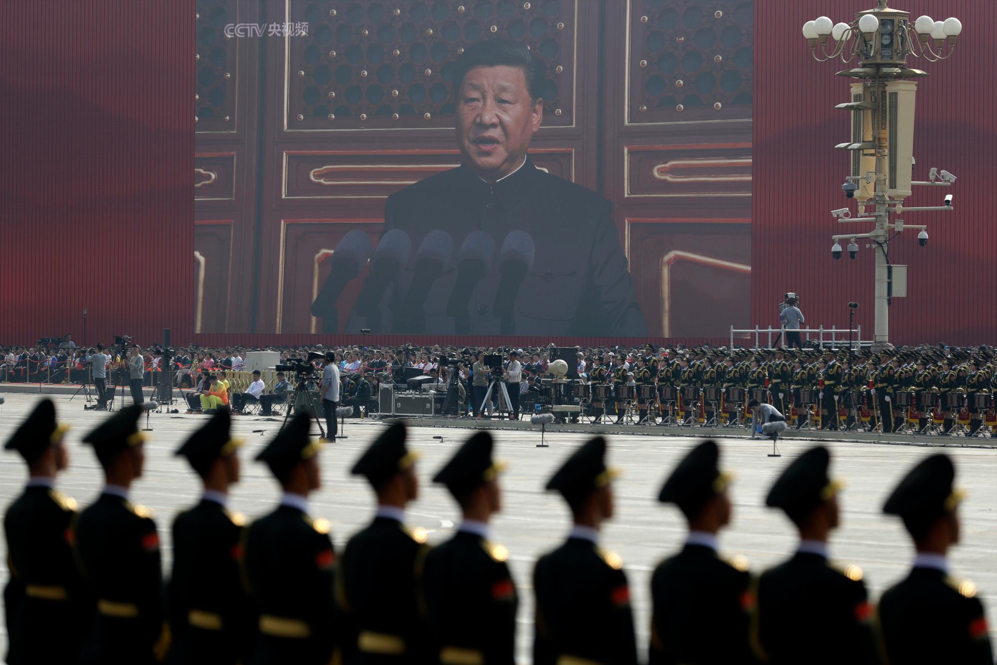 Una pantalla gigante muestra al presidente chino, Xi Jinping, pronunciando un discurso al comienzo de un desfile para conmemorar el 70 aniversario de la fundación de la República Popular de China, en Beijing, el martes 1 de octubre de 2019. 