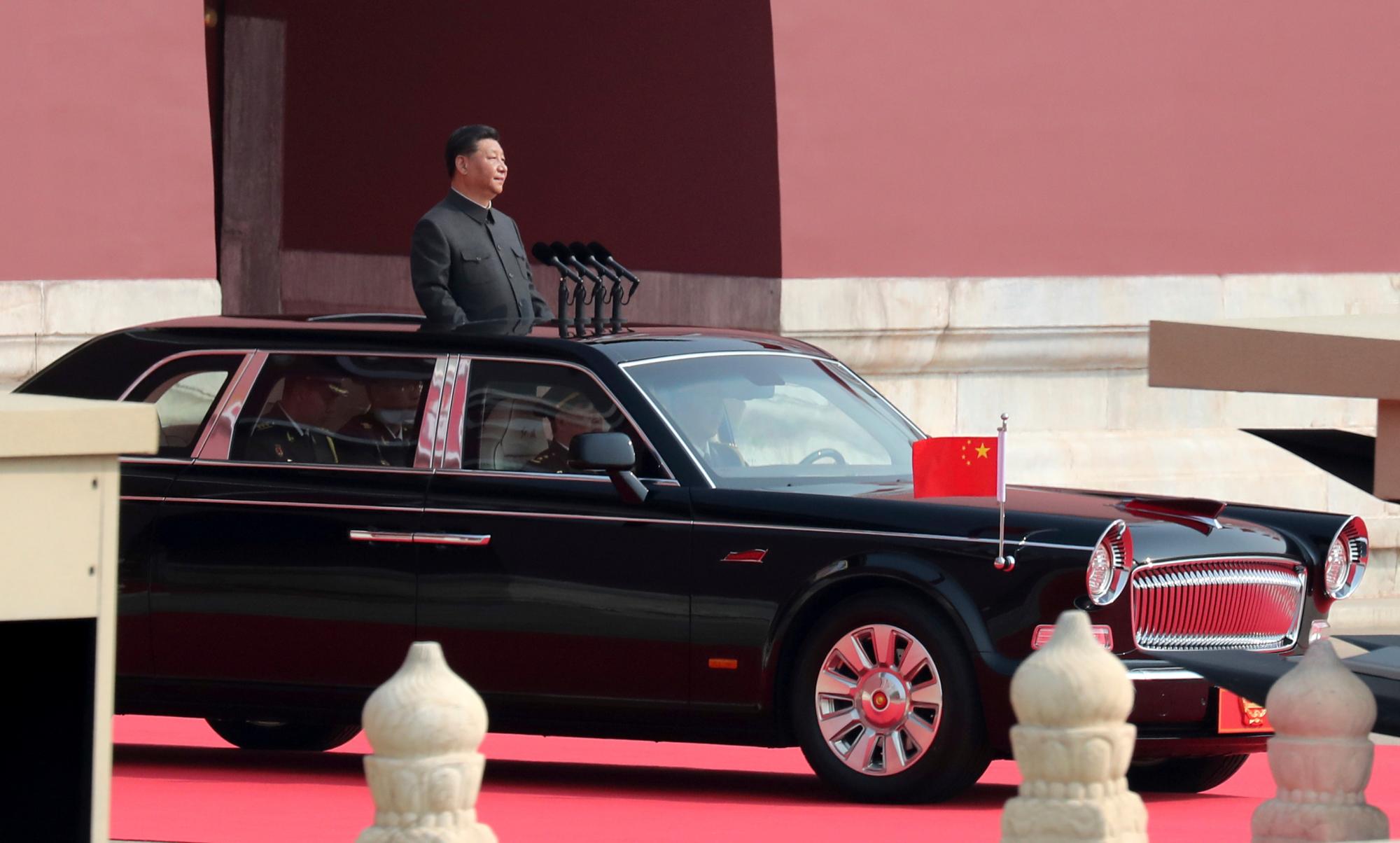 El líder chino Xi Jinping viaja en una limusina descapotable durante un desfile para conmemorar el 70 aniversario de la fundación de la China comunista en Beijing, el martes 1 de octubre de 2019.