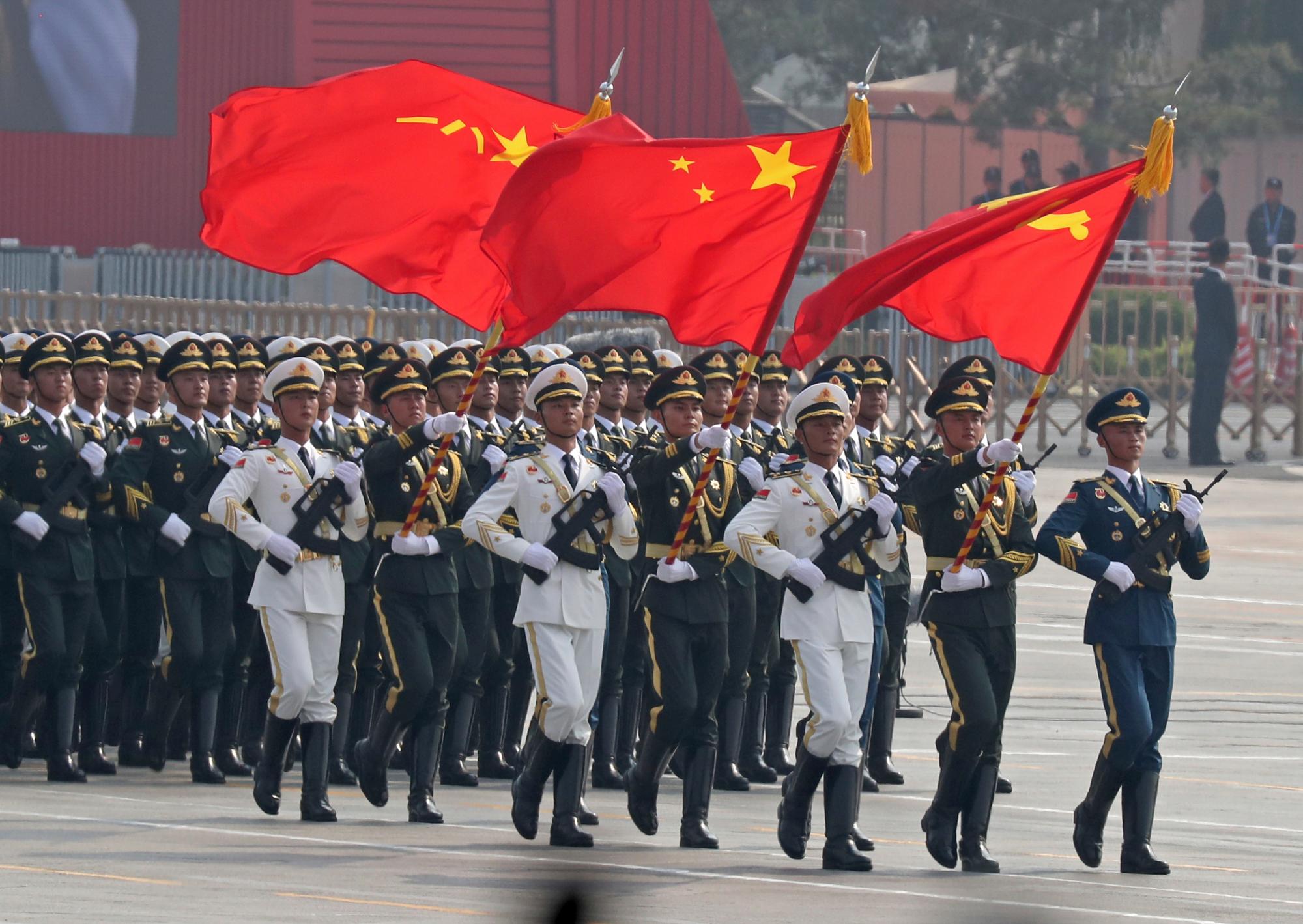Soldados chinos marchan durante un desfile para conmemorar el 70 aniversario de la fundación de la China comunista en Beijing, el martes 1 de octubre de 2019. 