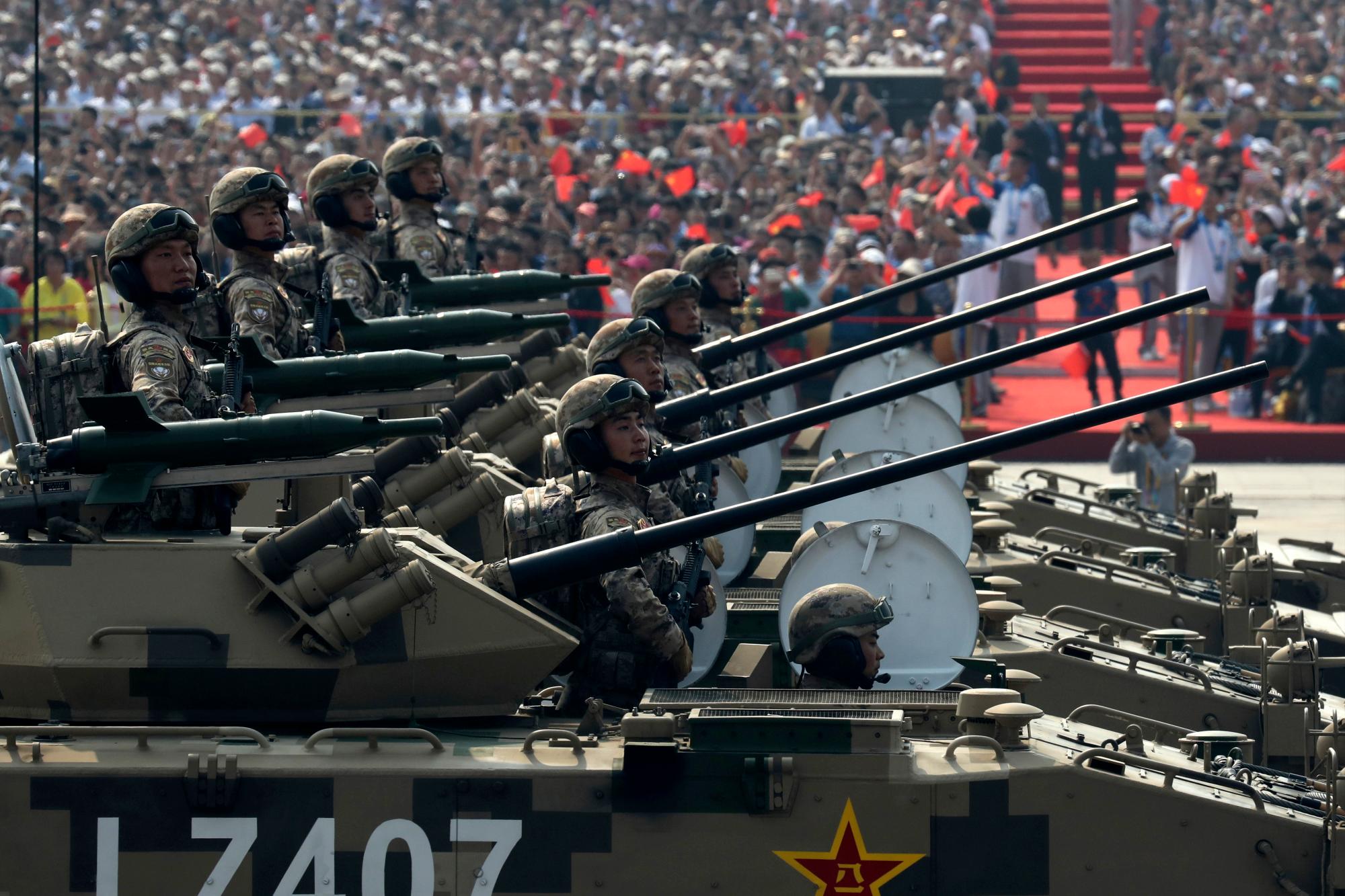 Vehículos militares ruedan durante un desfile para conmemorar el 70 aniversario de la fundación de la China comunista en Beijing, el martes 1 de octubre de 2019. 