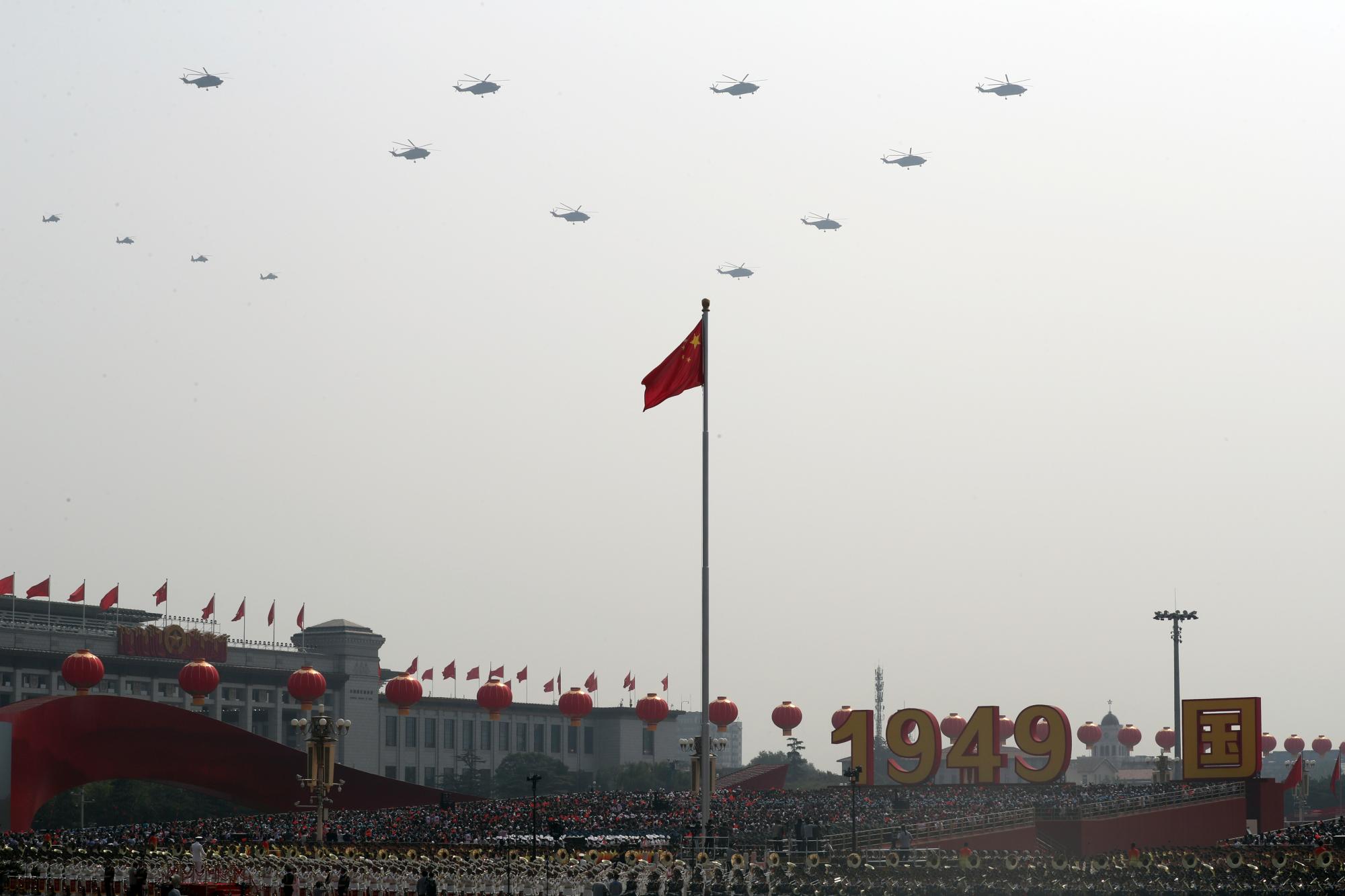 Un avión militar sobrevoló durante la celebración para conmemorar el 70 aniversario de la fundación de la China comunista en Beijing, el martes 1 de octubre de 2019. 