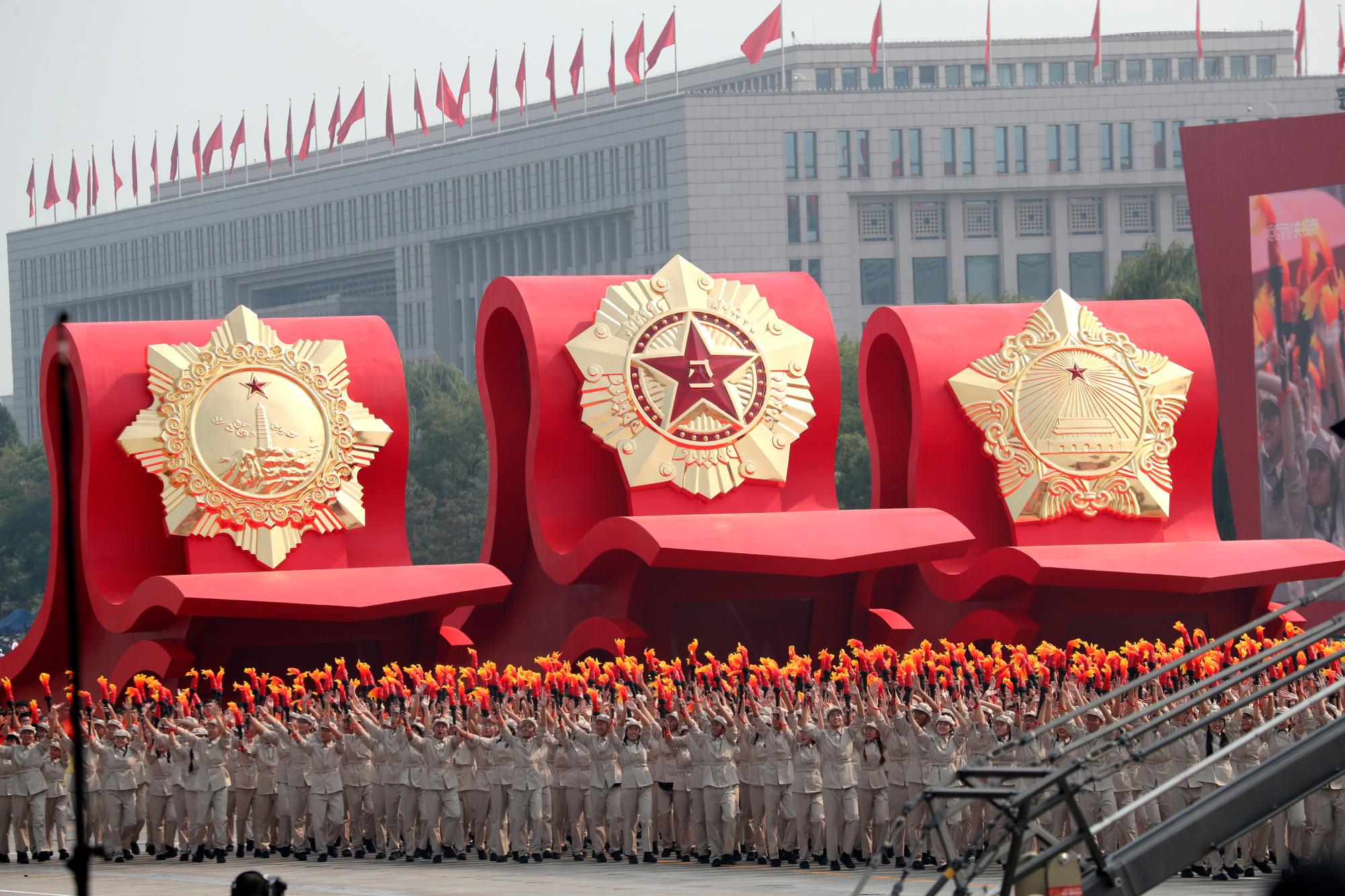 Los participantes marchan durante la celebración para conmemorar el 70 aniversario de la fundación de la China comunista en Beijing, el martes 1 de octubre de 2019. 
