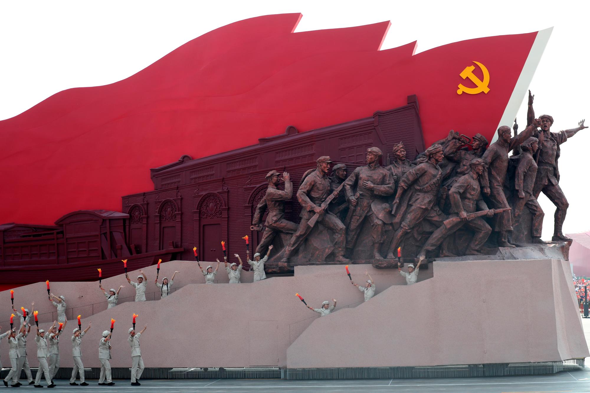 Los participantes marchan durante la celebración para conmemorar el 70 aniversario de la fundación de la China comunista en Beijing, el martes 1 de octubre de 2019.