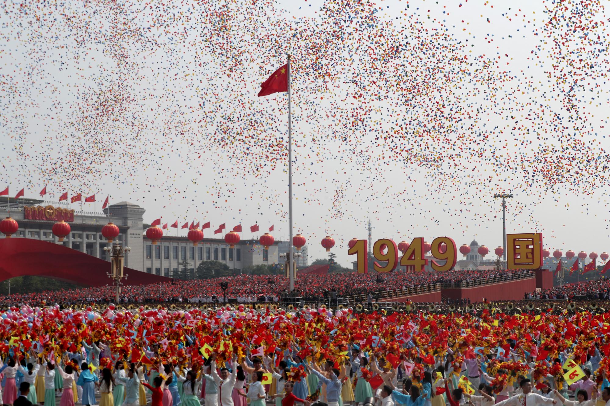 Los globos se lanzan durante el 70 aniversario de la fundación de la República Popular de China en Beijing el martes 1 de octubre de 2019.