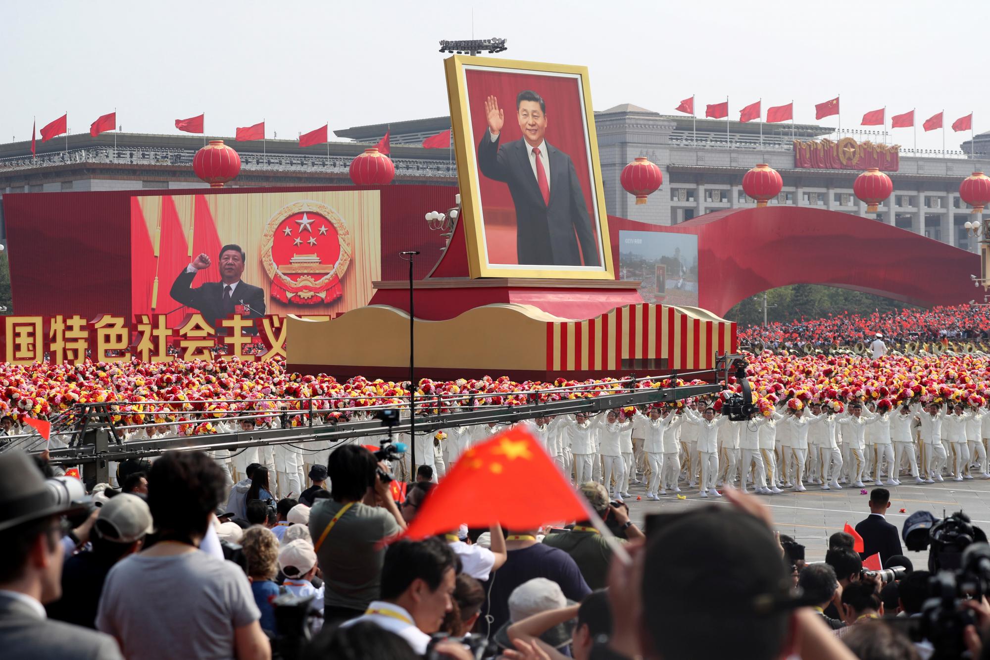 El presidente chino, Xi Jinping, aparece en una pintura y en la pantalla durante un desfile por el 70 aniversario de la fundación de la República Popular de China en Beijing el martes 1 de octubre de 2019. 