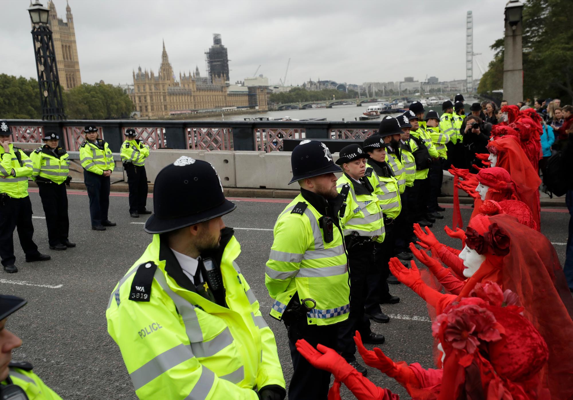 Los manifestantes ambientales se enfrentan a la policía en el puente Lambeth en el centro de Londres el lunes 7 de octubre de 2019. Activistas ambientales bloquearon las carreteras que conducen al Parlamento de Gran Bretaña, en la parte trasera, en un intento de perturbar el corazón del gobierno. 