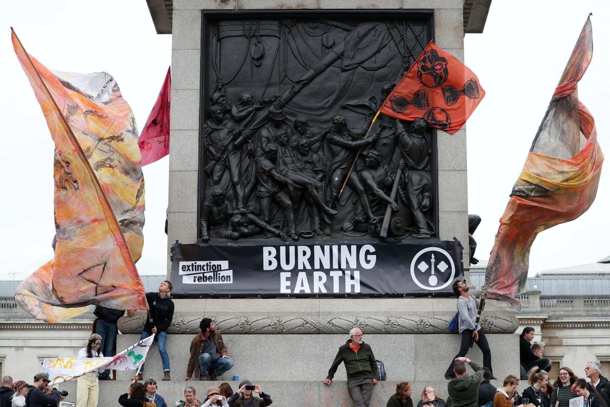 Los manifestantes climáticos ocupan Trafalgar Square, en el centro de Londres, el lunes 7 de octubre de 2019. El movimiento de rebelión de extinción bloqueó las principales carreteras de Londres, Berlín y Amsterdam el lunes al comienzo de lo que se denominó una amplia serie de protestas que exigían nuevas políticas climáticas. 