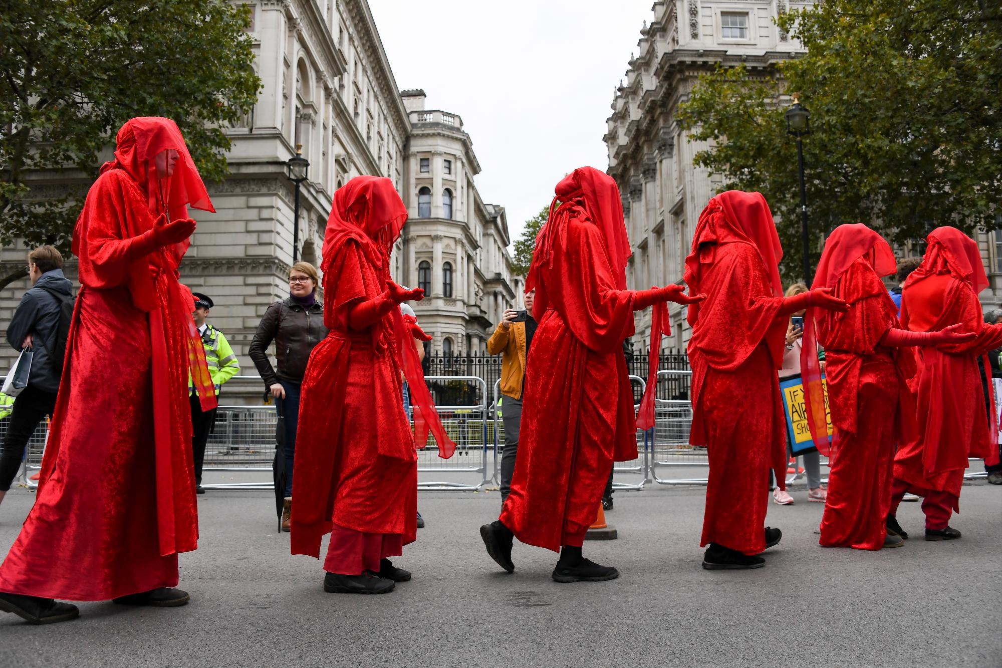 Los activistas climáticos participan en una manifestación en Whitehall, en Londres, el lunes 7 de octubre de 2019. La policía de Londres dice que han arrestado a 21 activistas del cambio climático en los últimos días mientras el grupo Extinction Rebellion intenta llamar la atención sobre el calentamiento global. 