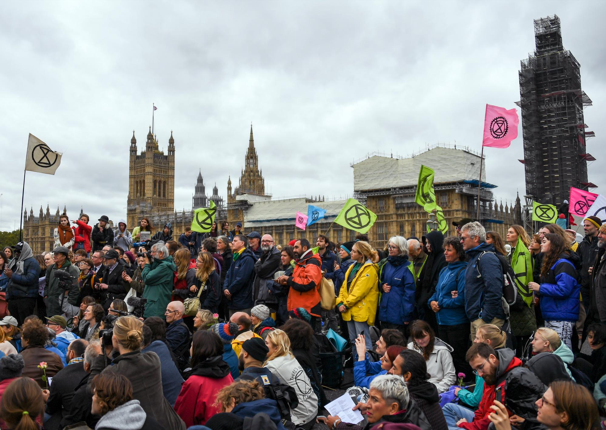 Activistas climáticos se reúnen en el puente de Westminster, durante una protesta de Extinction Rebellion en Londres, el lunes 7 de octubre de 2019. La policía de Londres dice que unos 135 activistas climáticos han sido arrestados cuando el grupo Extinction Rebellion intenta llamar la atención sobre el calentamiento global. Manifestantes que tocaron tambores de acero marcharon por el centro de Londres el lunes cuando iniciaron dos semanas de actividades diseñadas para destruir la ciudad. 