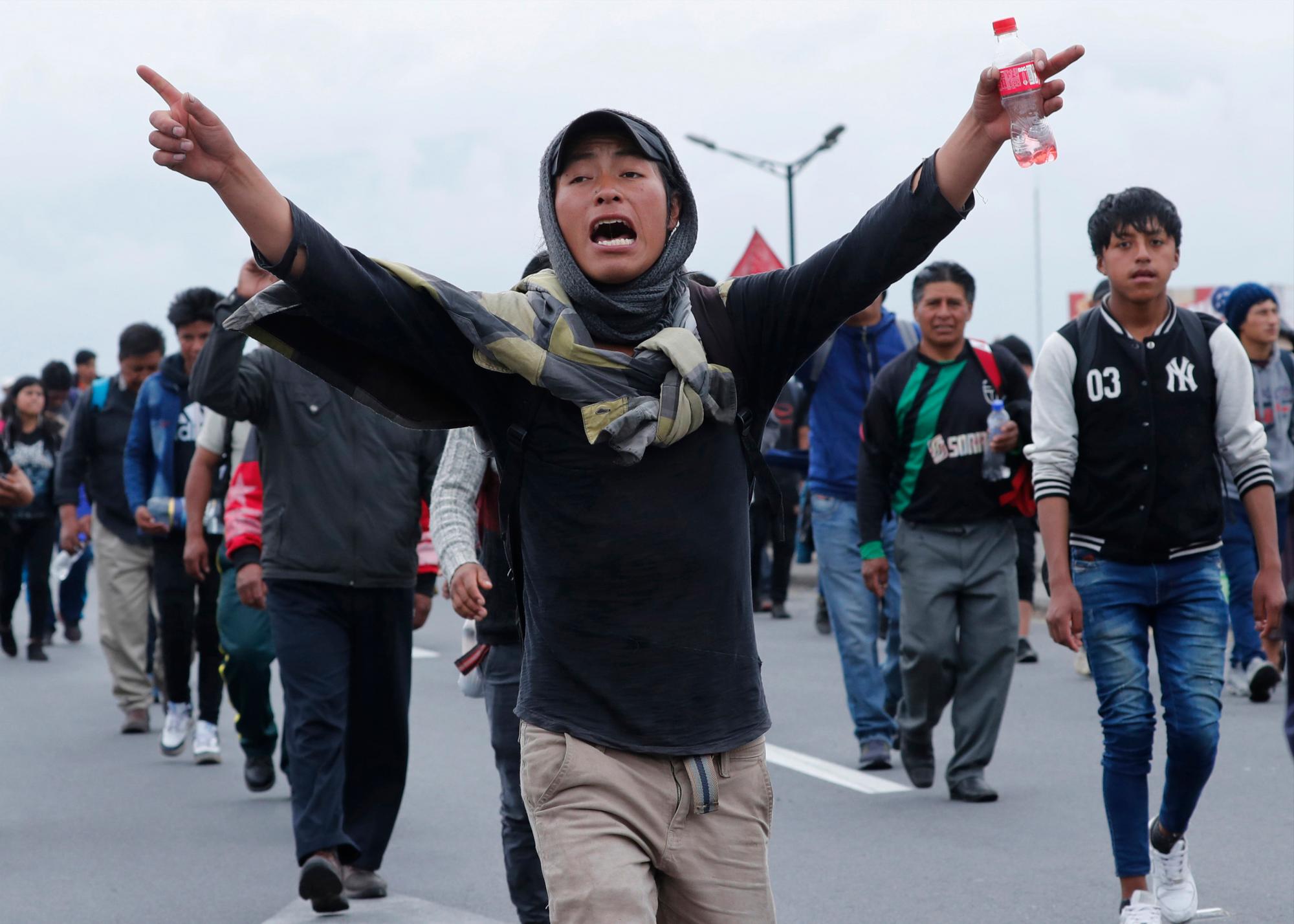 Manifestantes indígenas antigubernamentales llegan a pie a Quito, Ecuador, el martes 8 de octubre de 2019. Ecuador ha sufrido días de agitación popular desde que el presidente Lenin Moreno eliminó los subsidios al precio del combustible, un paso que desencadenó protestas y enfrentamientos en el país. 