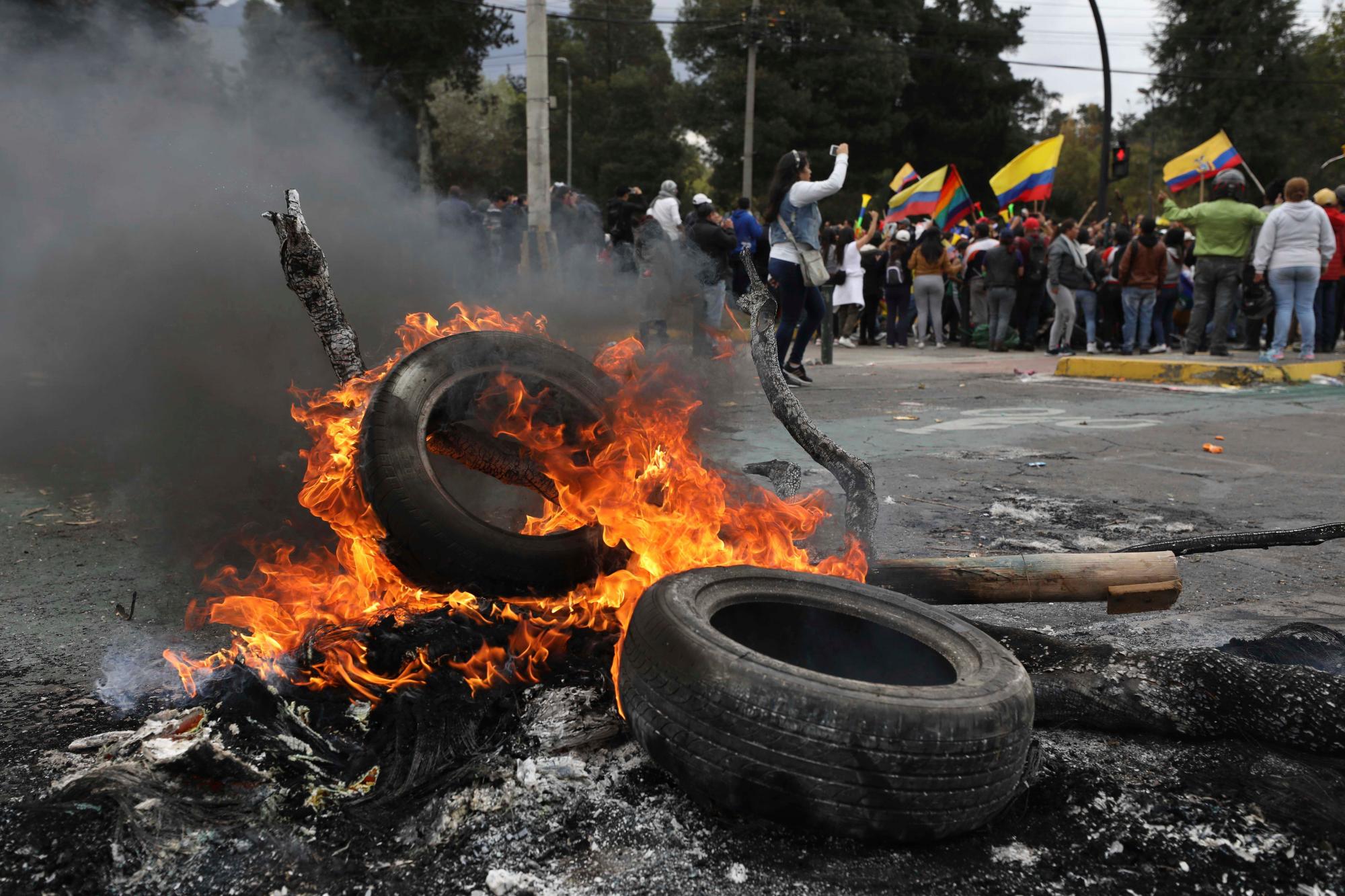 Una barricada arde durante una protesta contra el presidente Lenin Moreno y sus políticas económicas, en Quito, Ecuador, el martes 8 de octubre de 2019. Ecuador ha sufrido días de agitación popular desde que el presidente Moreno eliminó los subsidios al precio del combustible, un paso que desencadenó protestas y enfrentamientos en todo el país sudamericano. 