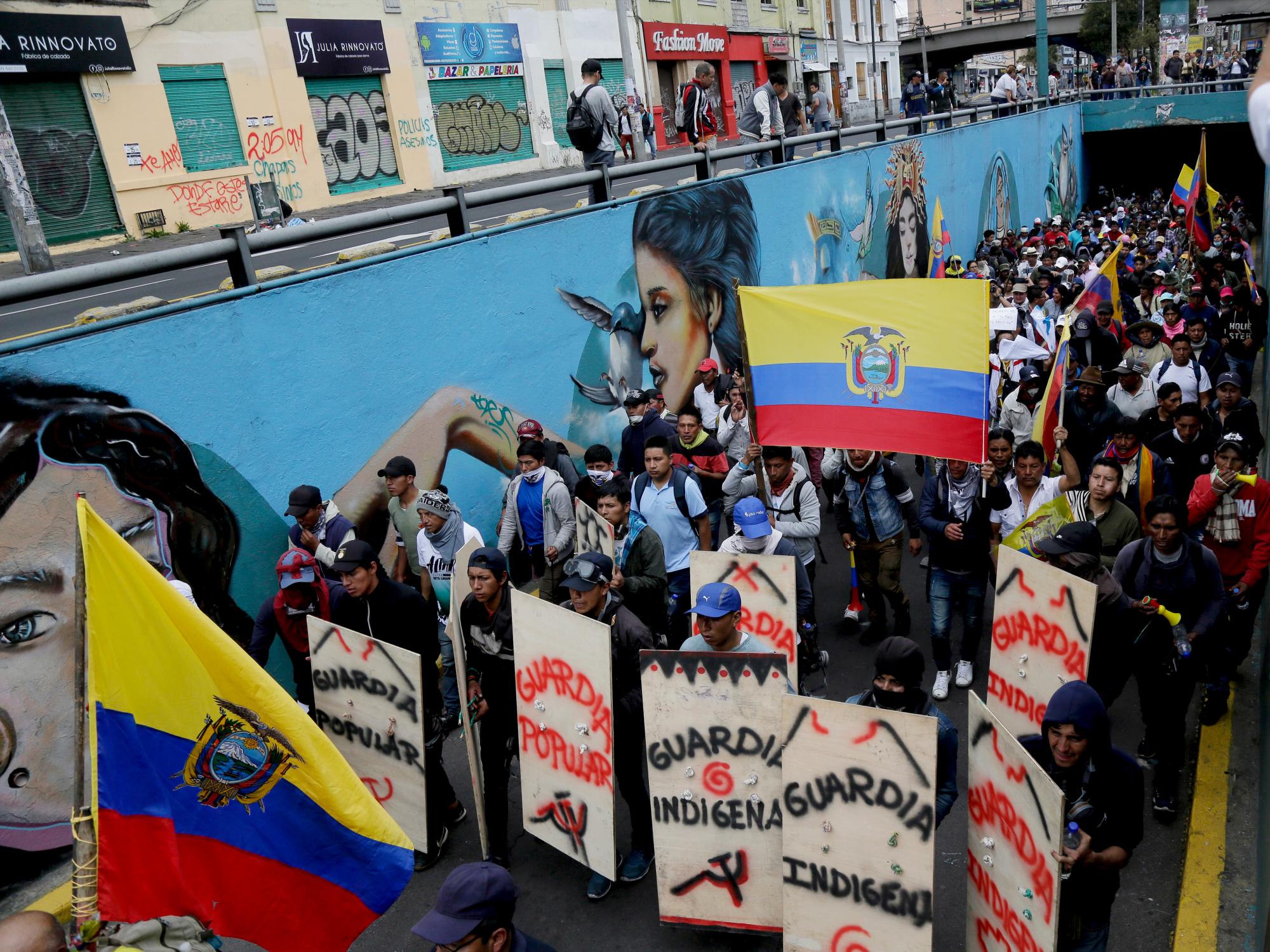 Manifestantes antigubernamentales marchan contra el presidente Lenin Moreno y sus políticas económicas durante una huelga nacional, en Quito, Ecuador, el miércoles 9 de octubre de 2019. Las protestas, que comenzaron cuando la decisión de Moreno de recortar los subsidios condujo a un fuerte aumento en los precios del combustible, han persistido por días. 