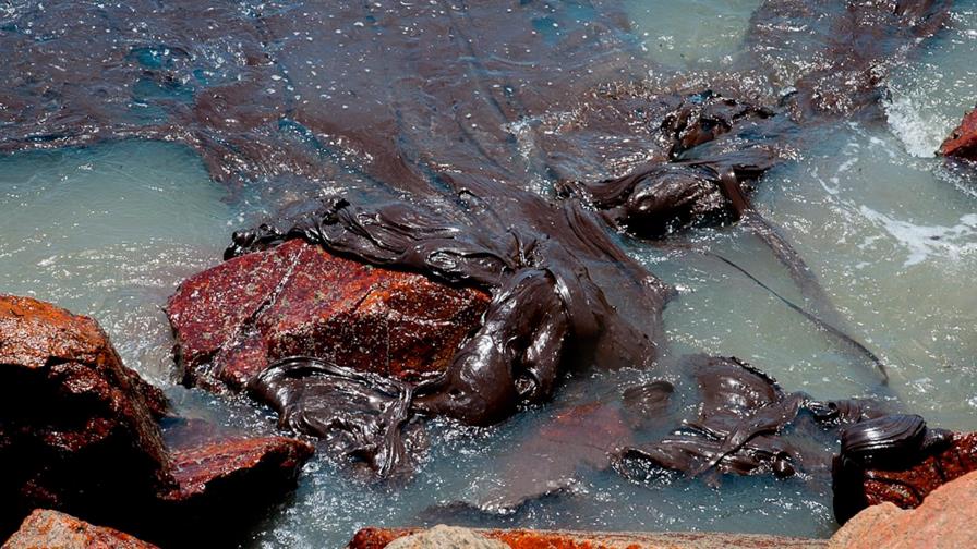 Ordenan proteger cinco ríos de las manchas de crudo en Brasil