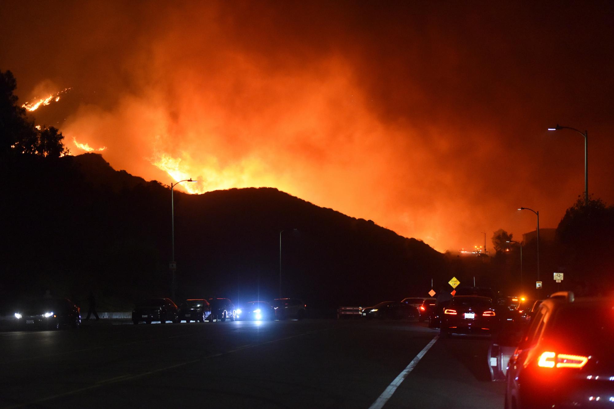 El incendio de Saddleridge avanza hacia Granada Hills, California, el viernes 11 de octubre de 2019.