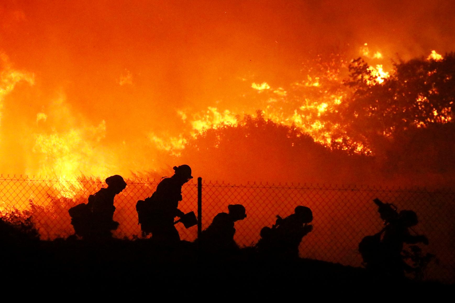 Los bomberos combaten el incendio de Saddleridge en Sylmar, California, el viernes 11 de octubre de 2019. 