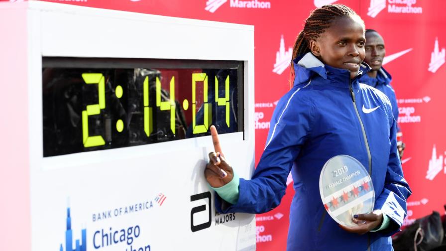Keniana Kosgei bate récord mundial de Radcliffe en el maratón de Chicago