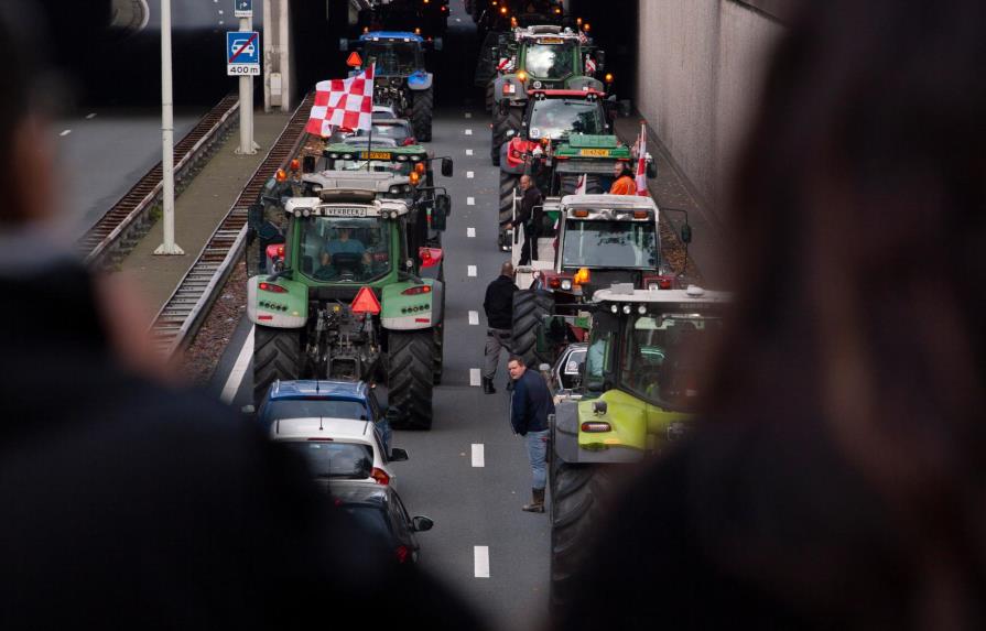 Campesinos en Holanda protestan por medidas contra emisiones