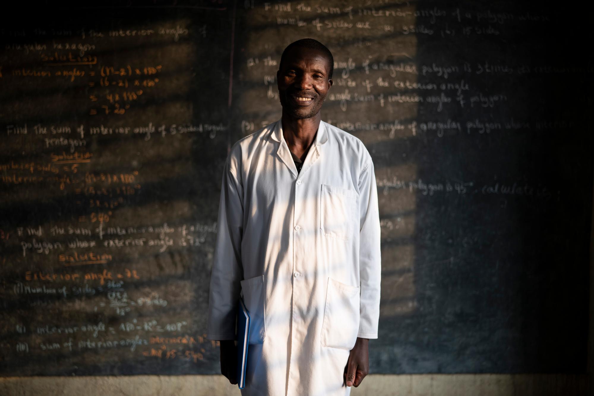 En esta foto del 5 de septiembre de 2019, Fabien Uwimana, profesora de francés e inglés, posa para un retrato en la escuela primaria Nyabitsinde en Kinigi, Ruanda. “El dinero que construyó esta escuela proviene del turismo”, dice. “Más niños hoy pueden ir a la escuela”. 