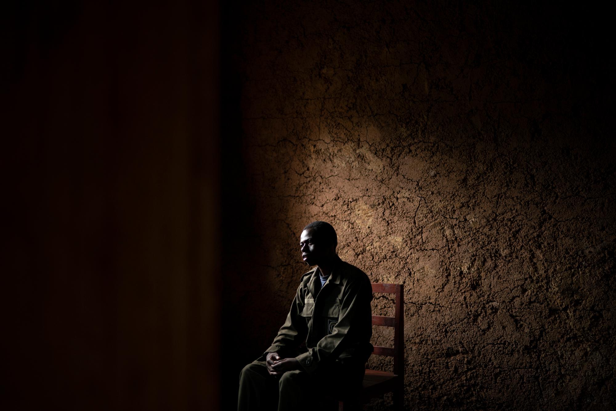 En esta foto del 7 de septiembre de 2019, Jean Claude Masengesho se sienta en su casa durante una entrevista en Kinigi, Ruanda. El joven de 21 años vive con sus padres y los ayuda a cultivar papas. Aproximadamente una vez a la semana, gana un poco de dinero extra ayudando a los turistas a llevar sus maletas a la montaña, por un total de $ 45 por mes. Le gustaría algún día convertirse en guía turístico, lo que le generaría unos $ 320 mensuales. 