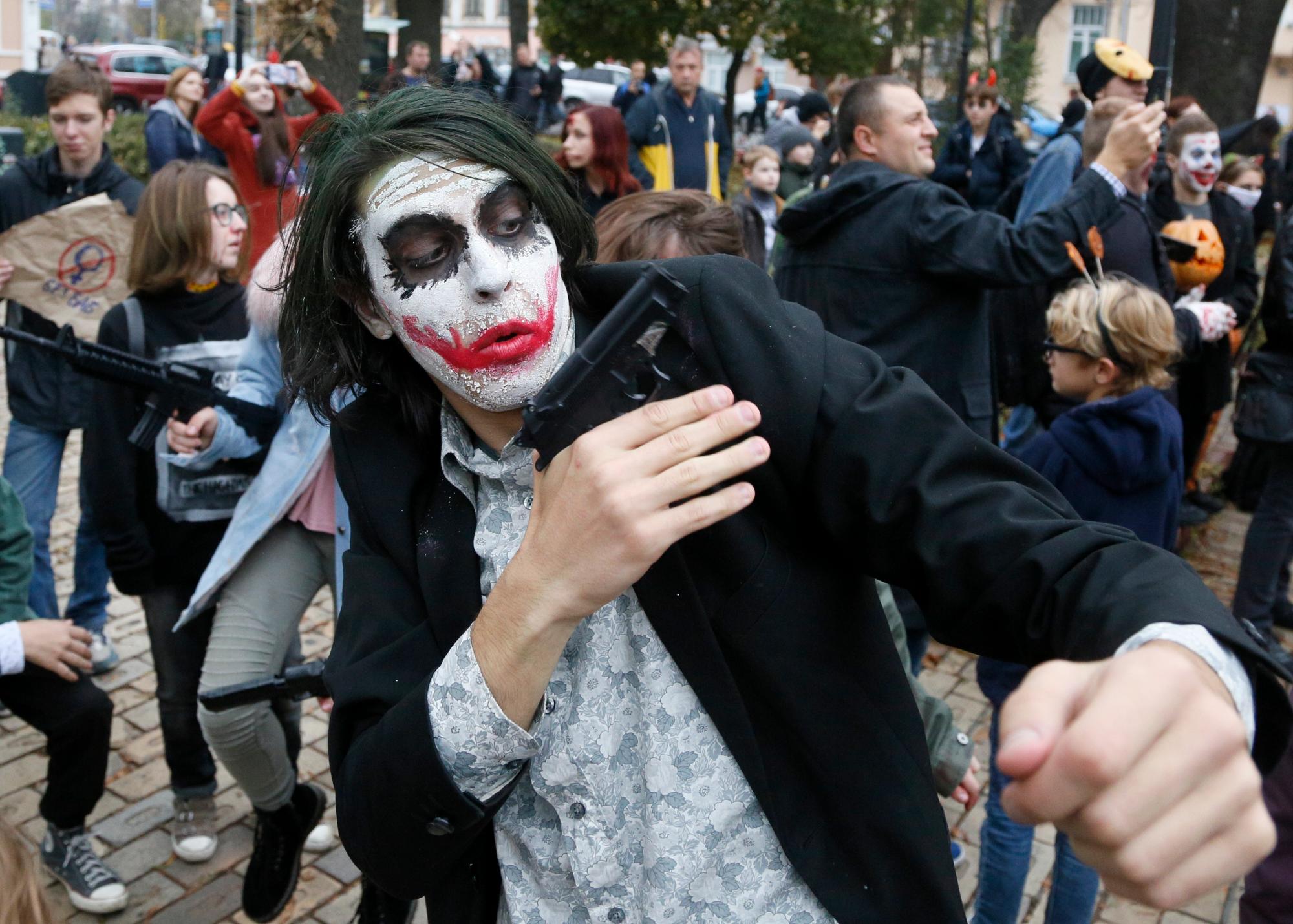 Una persona vestida como un zombi posa para una foto mientras participa en una ‘Zombie Walk’ el fin de semana antes de Halloween en el centro de Kiev, Ucrania, el sábado 26 de octubre de 2019.
